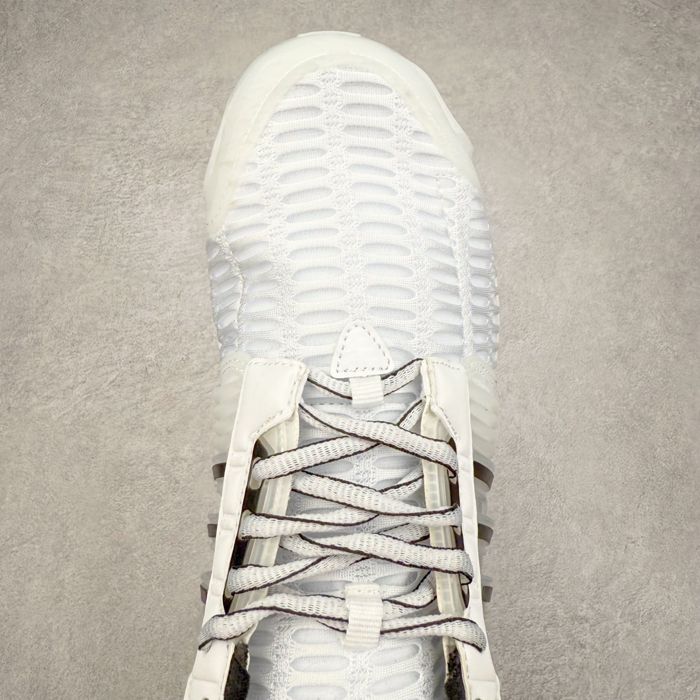 图片[4]-AD CLIMACOOL 初代清风系列透气跑步鞋 经典的鞋舌 CLIMACOOL LOGO，加上侧边三条杠处的透气格栅，都让人仿佛回到了二十二年前。实拍调校N版已经零色差零失真 百分百还原实物色彩所见即所得 不存在货不对板色差等低级问题 选购参考实物拍摄 不混卖不参货 只用心做好货严格选品 承诺混一赔十 尺码：36 36.5 37.5 38 38.5 39 40 40.5 41 42 42.5 43 44 44.5 45-选品中心