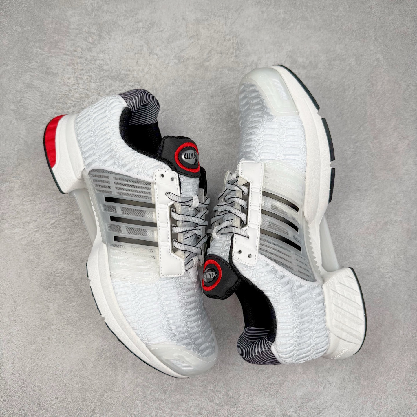 图片[3]-AD CLIMACOOL 初代清风系列透气跑步鞋 经典的鞋舌 CLIMACOOL LOGO，加上侧边三条杠处的透气格栅，都让人仿佛回到了二十二年前。实拍调校N版已经零色差零失真 百分百还原实物色彩所见即所得 不存在货不对板色差等低级问题 选购参考实物拍摄 不混卖不参货 只用心做好货严格选品 承诺混一赔十 尺码：36 36.5 37.5 38 38.5 39 40 40.5 41 42 42.5 43 44 44.5 45-选品中心