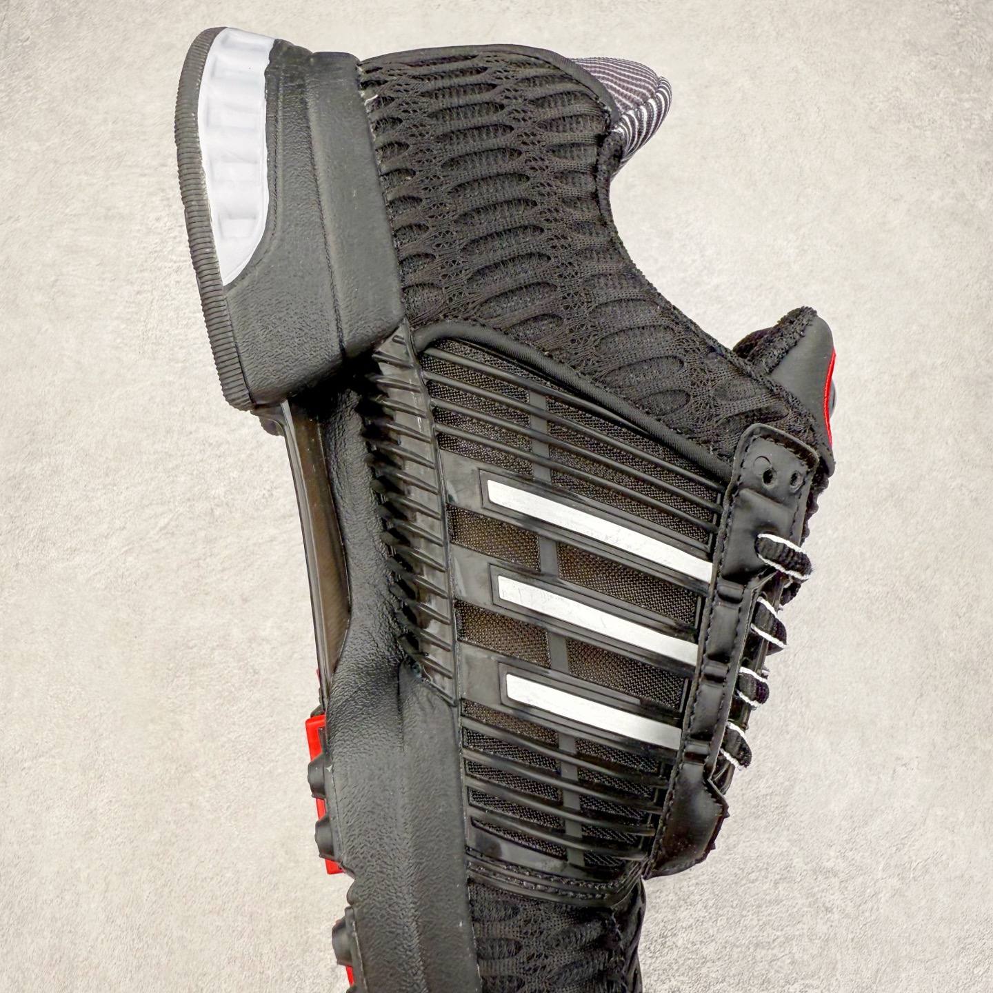 图片[6]-AD CLIMACOOL 初代清风系列透气跑步鞋 经典的鞋舌 CLIMACOOL LOGO，加上侧边三条杠处的透气格栅，都让人仿佛回到了二十二年前。实拍调校N版已经零色差零失真 百分百还原实物色彩所见即所得 不存在货不对板色差等低级问题 选购参考实物拍摄 不混卖不参货 只用心做好货严格选品 承诺混一赔十 尺码：36 36.5 37.5 38 38.5 39 40 40.5 41 42 42.5 43 44 44.5 45-选品中心