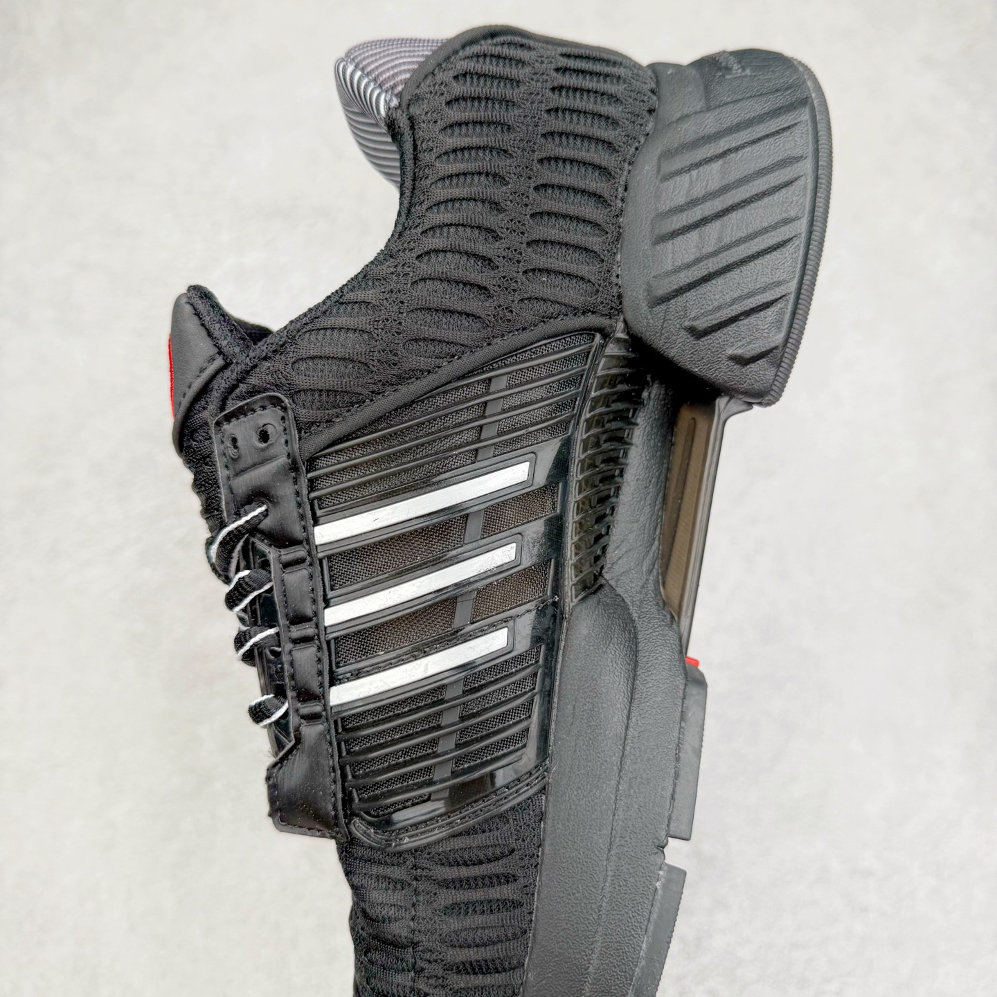 图片[7]-AD CLIMACOOL 初代清风系列透气跑步鞋 经典的鞋舌 CLIMACOOL LOGO，加上侧边三条杠处的透气格栅，都让人仿佛回到了二十二年前。实拍调校N版已经零色差零失真 百分百还原实物色彩所见即所得 不存在货不对板色差等低级问题 选购参考实物拍摄 不混卖不参货 只用心做好货严格选品 承诺混一赔十 尺码：36 36.5 37.5 38 38.5 39 40 40.5 41 42 42.5 43 44 44.5 45-选品中心