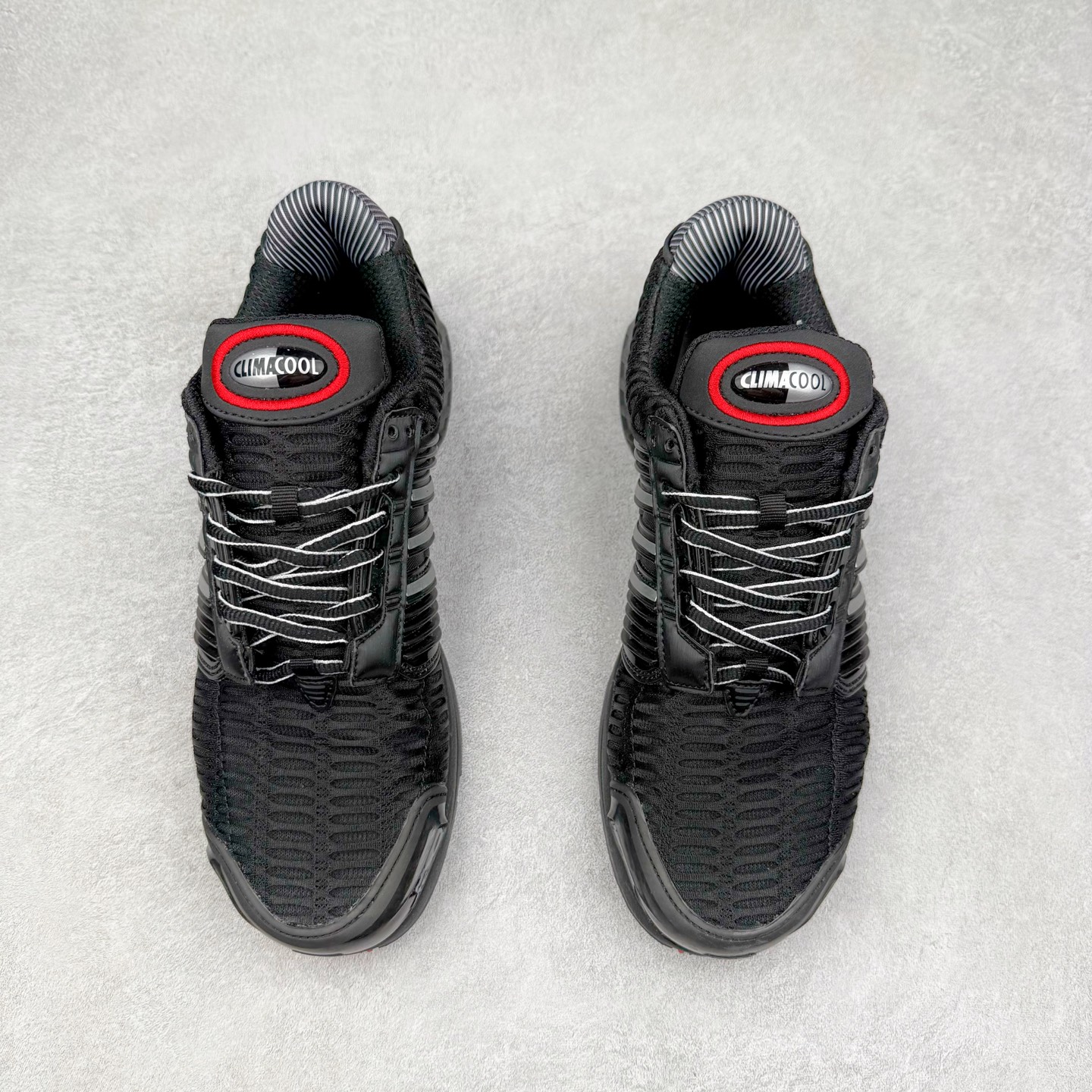 图片[2]-AD CLIMACOOL 初代清风系列透气跑步鞋 经典的鞋舌 CLIMACOOL LOGO，加上侧边三条杠处的透气格栅，都让人仿佛回到了二十二年前。实拍调校N版已经零色差零失真 百分百还原实物色彩所见即所得 不存在货不对板色差等低级问题 选购参考实物拍摄 不混卖不参货 只用心做好货严格选品 承诺混一赔十 尺码：36 36.5 37.5 38 38.5 39 40 40.5 41 42 42.5 43 44 44.5 45-选品中心