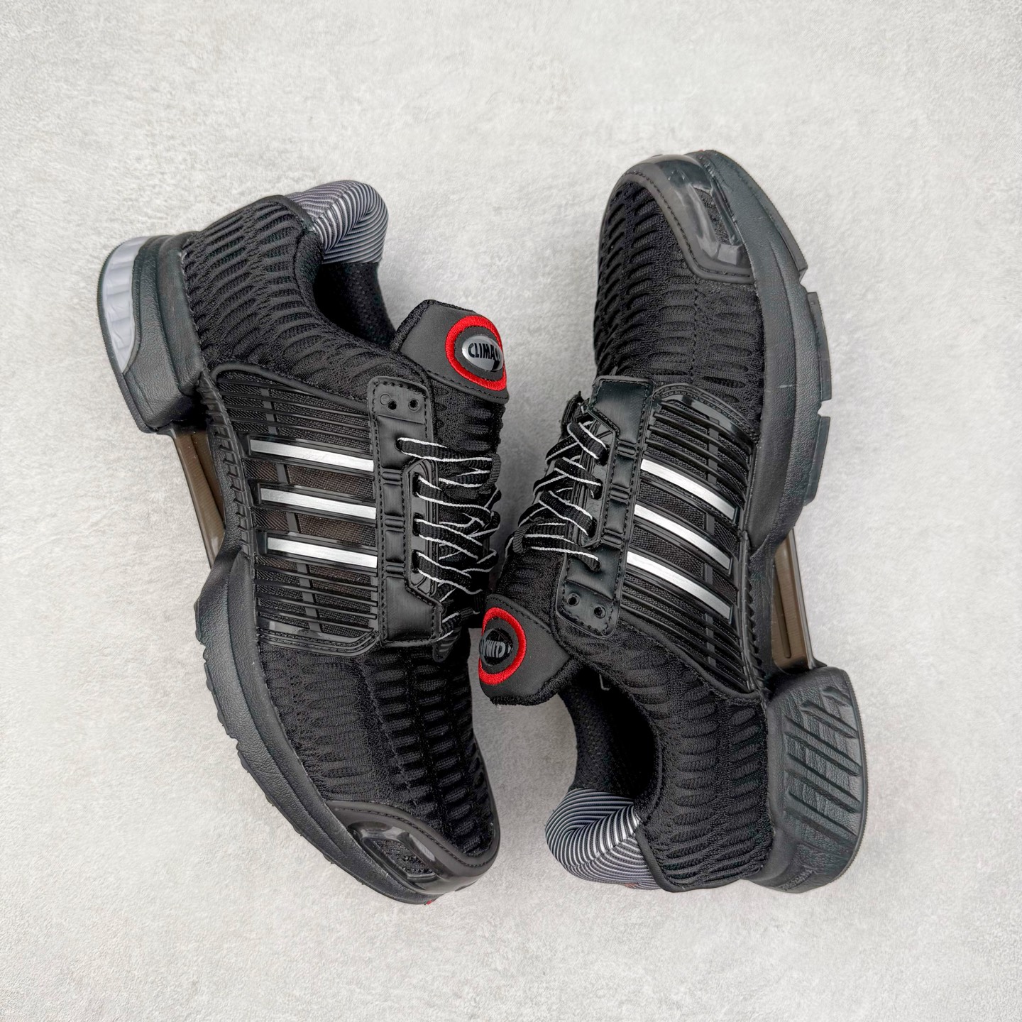 图片[3]-AD CLIMACOOL 初代清风系列透气跑步鞋 经典的鞋舌 CLIMACOOL LOGO，加上侧边三条杠处的透气格栅，都让人仿佛回到了二十二年前。实拍调校N版已经零色差零失真 百分百还原实物色彩所见即所得 不存在货不对板色差等低级问题 选购参考实物拍摄 不混卖不参货 只用心做好货严格选品 承诺混一赔十 尺码：36 36.5 37.5 38 38.5 39 40 40.5 41 42 42.5 43 44 44.5 45-选品中心