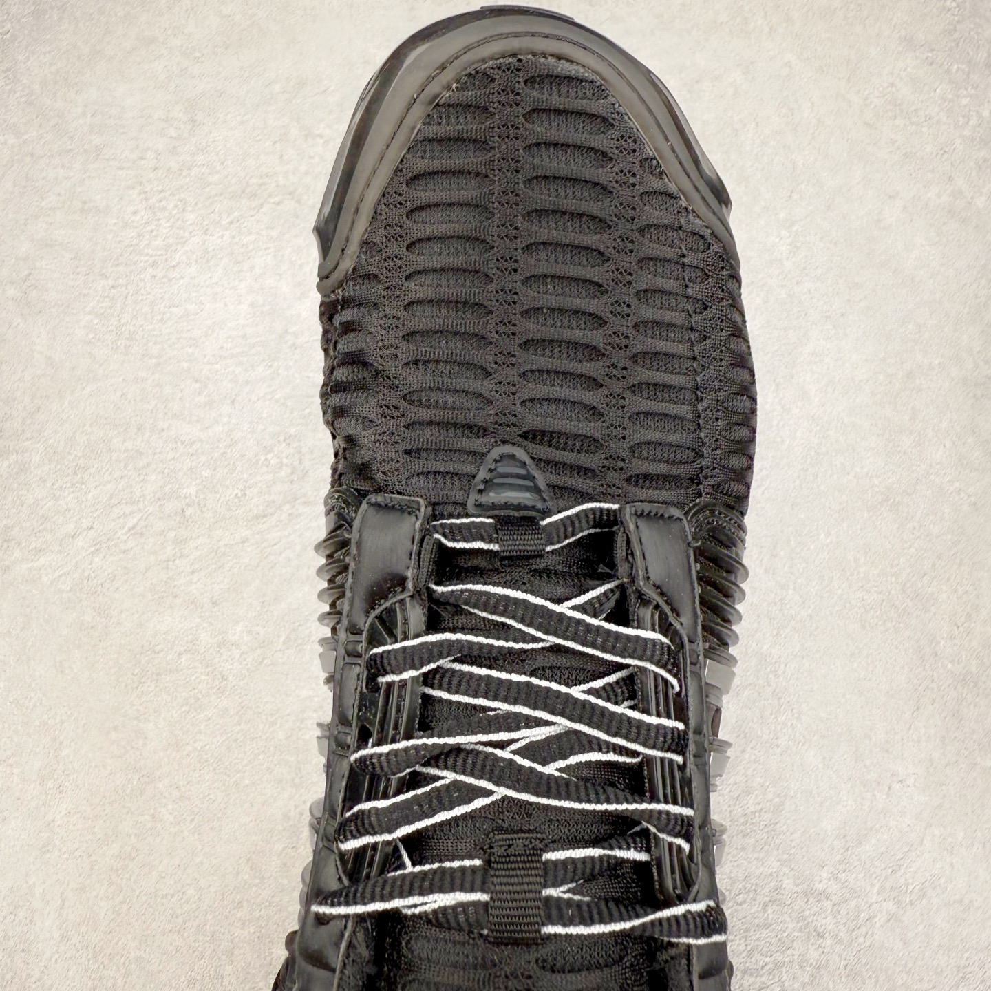 图片[4]-AD CLIMACOOL 初代清风系列透气跑步鞋 经典的鞋舌 CLIMACOOL LOGO，加上侧边三条杠处的透气格栅，都让人仿佛回到了二十二年前。实拍调校N版已经零色差零失真 百分百还原实物色彩所见即所得 不存在货不对板色差等低级问题 选购参考实物拍摄 不混卖不参货 只用心做好货严格选品 承诺混一赔十 尺码：36 36.5 37.5 38 38.5 39 40 40.5 41 42 42.5 43 44 44.5 45-选品中心