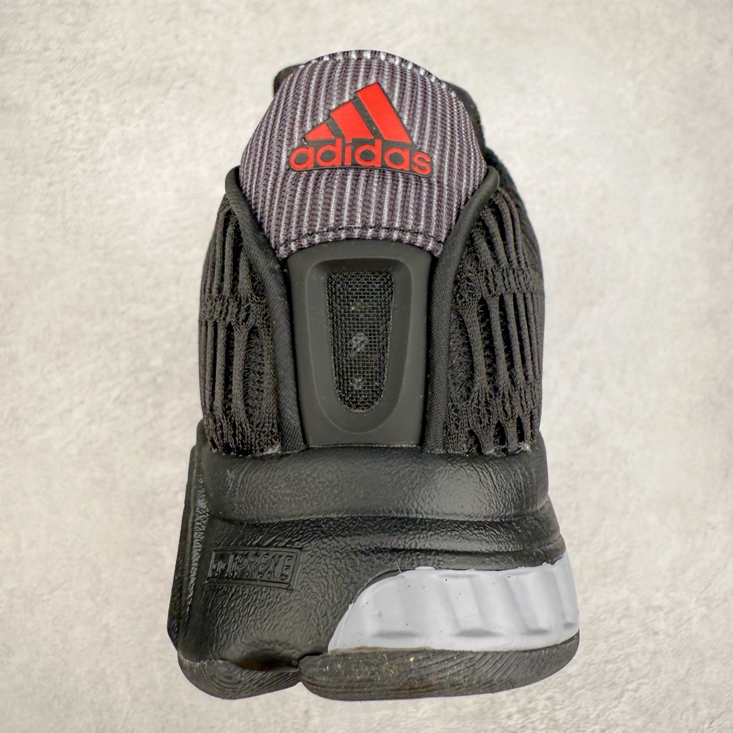 图片[8]-AD CLIMACOOL 初代清风系列透气跑步鞋 经典的鞋舌 CLIMACOOL LOGO，加上侧边三条杠处的透气格栅，都让人仿佛回到了二十二年前。实拍调校N版已经零色差零失真 百分百还原实物色彩所见即所得 不存在货不对板色差等低级问题 选购参考实物拍摄 不混卖不参货 只用心做好货严格选品 承诺混一赔十 尺码：36 36.5 37.5 38 38.5 39 40 40.5 41 42 42.5 43 44 44.5 45-选品中心