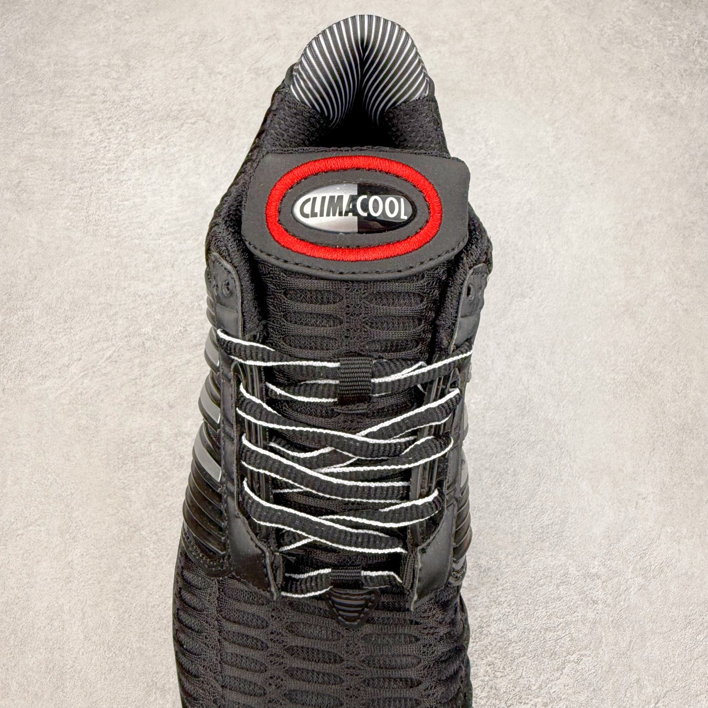 图片[5]-AD CLIMACOOL 初代清风系列透气跑步鞋 经典的鞋舌 CLIMACOOL LOGO，加上侧边三条杠处的透气格栅，都让人仿佛回到了二十二年前。实拍调校N版已经零色差零失真 百分百还原实物色彩所见即所得 不存在货不对板色差等低级问题 选购参考实物拍摄 不混卖不参货 只用心做好货严格选品 承诺混一赔十 尺码：36 36.5 37.5 38 38.5 39 40 40.5 41 42 42.5 43 44 44.5 45-选品中心