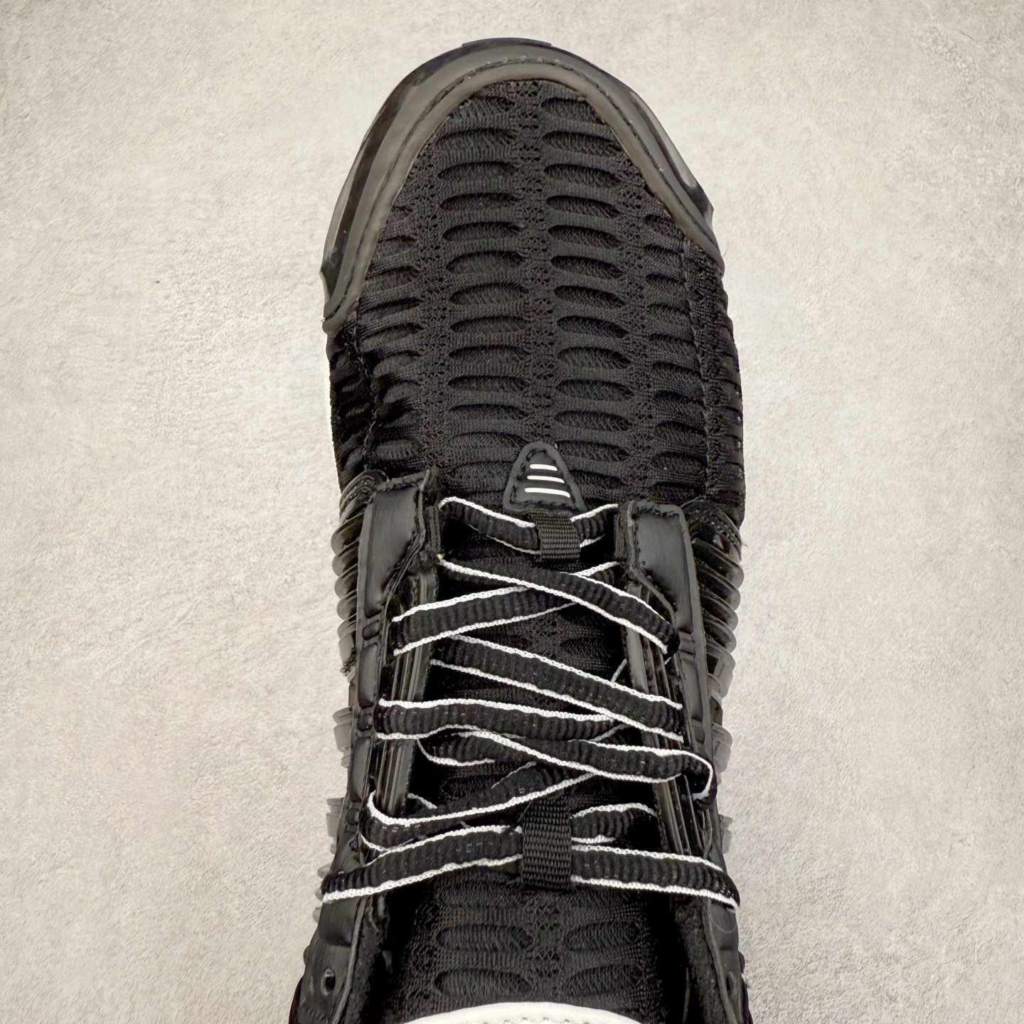 图片[4]-AD CLIMACOOL 初代清风系列透气跑步鞋 经典的鞋舌 CLIMACOOL LOGO，加上侧边三条杠处的透气格栅，都让人仿佛回到了二十二年前。实拍调校N版已经零色差零失真 百分百还原实物色彩所见即所得 不存在货不对板色差等低级问题 选购参考实物拍摄 不混卖不参货 只用心做好货严格选品 承诺混一赔十 尺码：36 36.5 37.5 38 38.5 39 40 40.5 41 42 42.5 43 44 44.5 45-选品中心