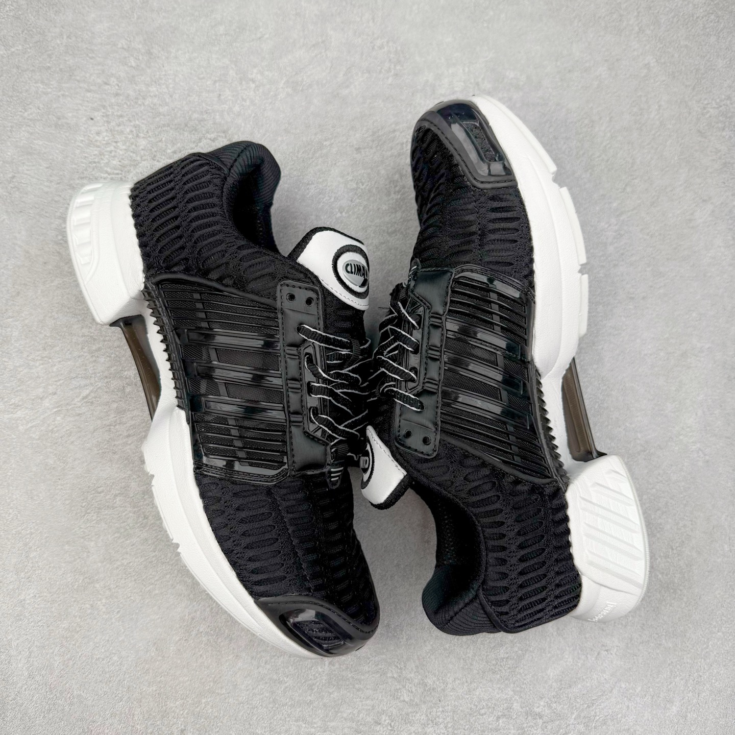 图片[3]-AD CLIMACOOL 初代清风系列透气跑步鞋 经典的鞋舌 CLIMACOOL LOGO，加上侧边三条杠处的透气格栅，都让人仿佛回到了二十二年前。实拍调校N版已经零色差零失真 百分百还原实物色彩所见即所得 不存在货不对板色差等低级问题 选购参考实物拍摄 不混卖不参货 只用心做好货严格选品 承诺混一赔十 尺码：36 36.5 37.5 38 38.5 39 40 40.5 41 42 42.5 43 44 44.5 45-选品中心