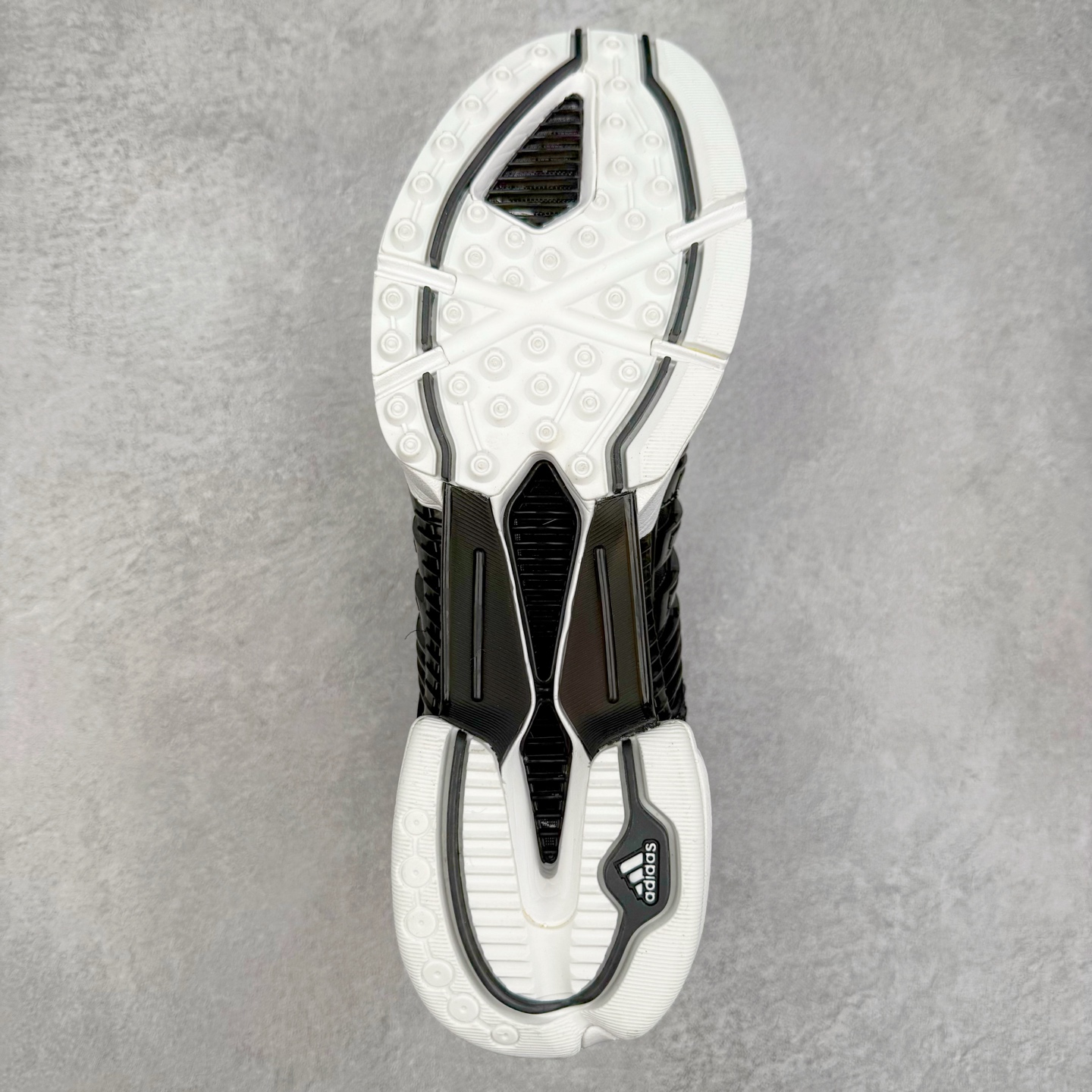 图片[9]-AD CLIMACOOL 初代清风系列透气跑步鞋 经典的鞋舌 CLIMACOOL LOGO，加上侧边三条杠处的透气格栅，都让人仿佛回到了二十二年前。实拍调校N版已经零色差零失真 百分百还原实物色彩所见即所得 不存在货不对板色差等低级问题 选购参考实物拍摄 不混卖不参货 只用心做好货严格选品 承诺混一赔十 尺码：36 36.5 37.5 38 38.5 39 40 40.5 41 42 42.5 43 44 44.5 45-选品中心