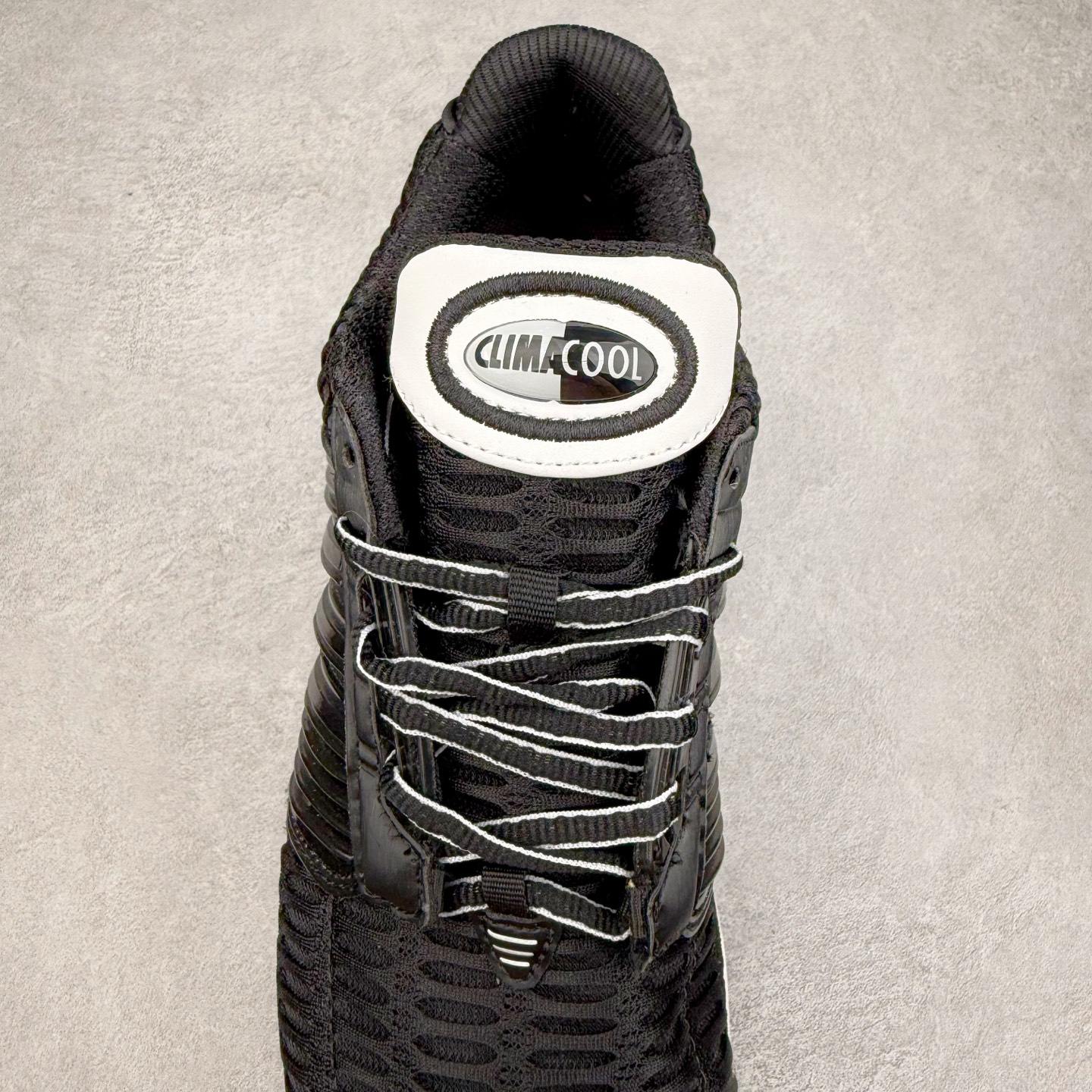 图片[5]-AD CLIMACOOL 初代清风系列透气跑步鞋 经典的鞋舌 CLIMACOOL LOGO，加上侧边三条杠处的透气格栅，都让人仿佛回到了二十二年前。实拍调校N版已经零色差零失真 百分百还原实物色彩所见即所得 不存在货不对板色差等低级问题 选购参考实物拍摄 不混卖不参货 只用心做好货严格选品 承诺混一赔十 尺码：36 36.5 37.5 38 38.5 39 40 40.5 41 42 42.5 43 44 44.5 45-选品中心