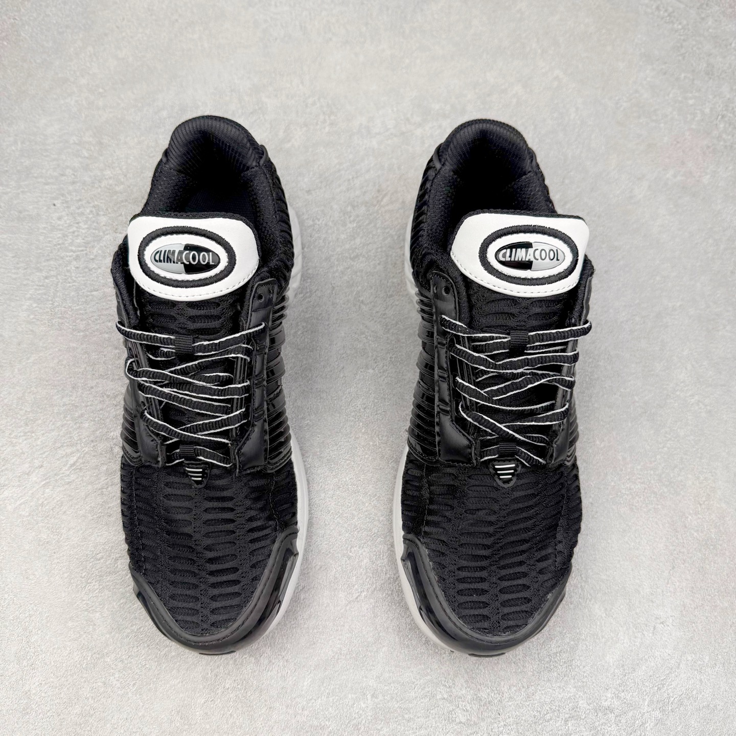 图片[2]-AD CLIMACOOL 初代清风系列透气跑步鞋 经典的鞋舌 CLIMACOOL LOGO，加上侧边三条杠处的透气格栅，都让人仿佛回到了二十二年前。实拍调校N版已经零色差零失真 百分百还原实物色彩所见即所得 不存在货不对板色差等低级问题 选购参考实物拍摄 不混卖不参货 只用心做好货严格选品 承诺混一赔十 尺码：36 36.5 37.5 38 38.5 39 40 40.5 41 42 42.5 43 44 44.5 45-选品中心