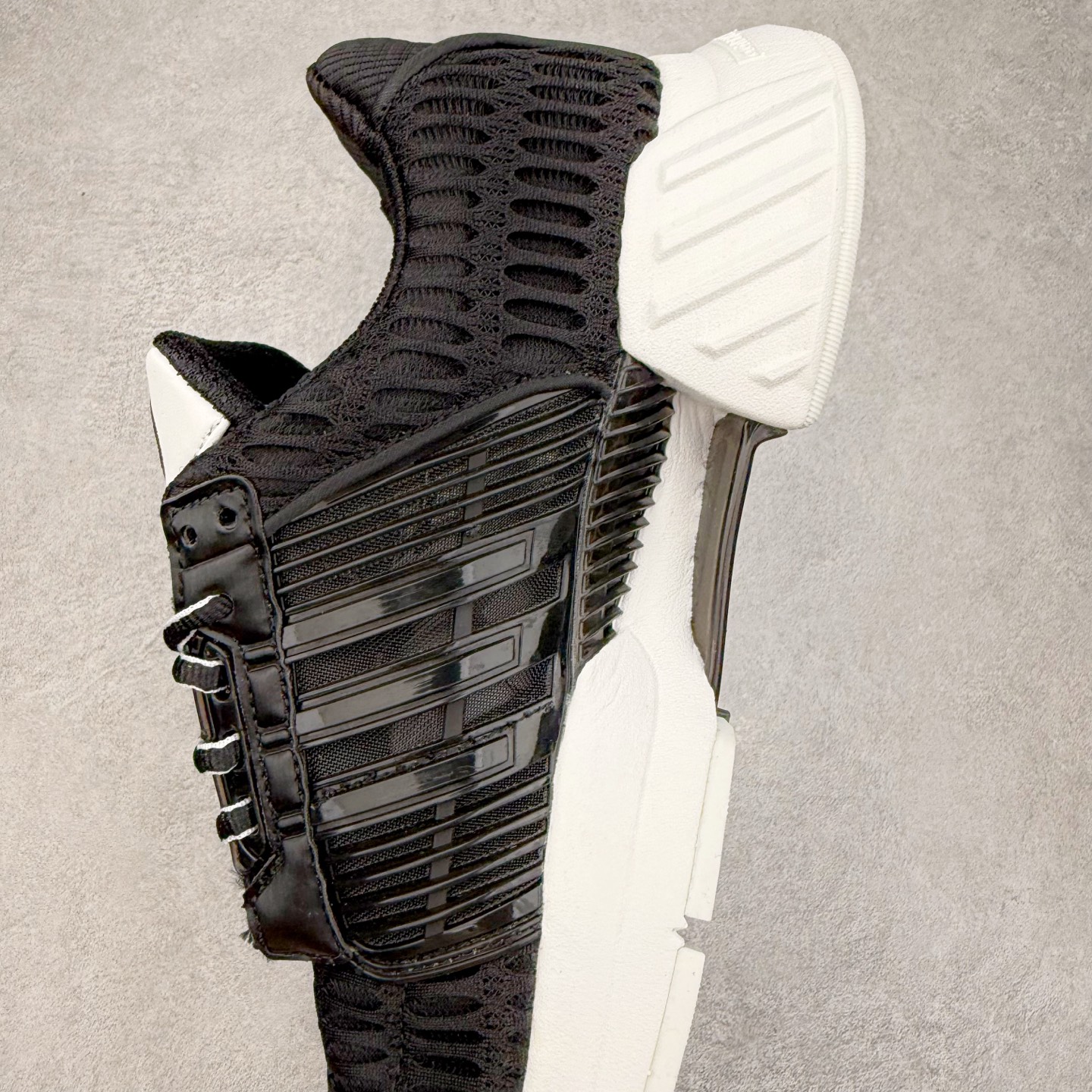 图片[7]-AD CLIMACOOL 初代清风系列透气跑步鞋 经典的鞋舌 CLIMACOOL LOGO，加上侧边三条杠处的透气格栅，都让人仿佛回到了二十二年前。实拍调校N版已经零色差零失真 百分百还原实物色彩所见即所得 不存在货不对板色差等低级问题 选购参考实物拍摄 不混卖不参货 只用心做好货严格选品 承诺混一赔十 尺码：36 36.5 37.5 38 38.5 39 40 40.5 41 42 42.5 43 44 44.5 45-选品中心