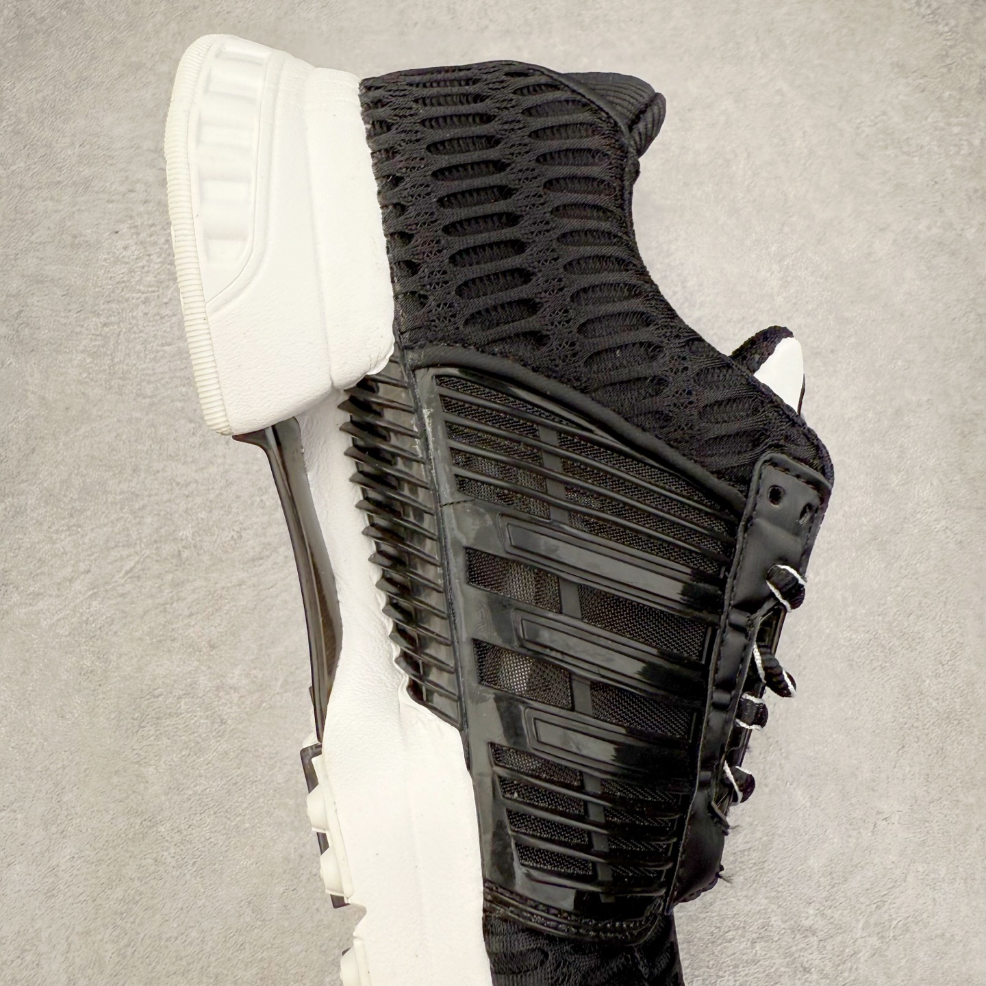 图片[6]-AD CLIMACOOL 初代清风系列透气跑步鞋 经典的鞋舌 CLIMACOOL LOGO，加上侧边三条杠处的透气格栅，都让人仿佛回到了二十二年前。实拍调校N版已经零色差零失真 百分百还原实物色彩所见即所得 不存在货不对板色差等低级问题 选购参考实物拍摄 不混卖不参货 只用心做好货严格选品 承诺混一赔十 尺码：36 36.5 37.5 38 38.5 39 40 40.5 41 42 42.5 43 44 44.5 45-选品中心