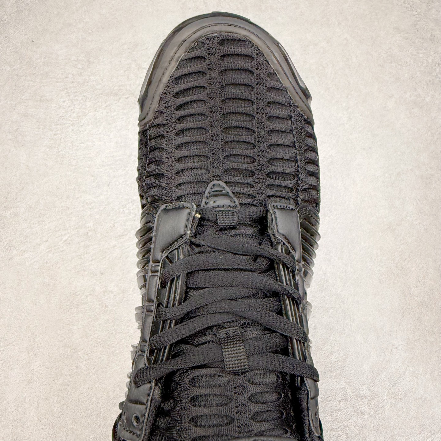 图片[4]-AD CLIMACOOL 初代清风系列透气跑步鞋 经典的鞋舌 CLIMACOOL LOGO，加上侧边三条杠处的透气格栅，都让人仿佛回到了二十二年前。实拍调校N版已经零色差零失真 百分百还原实物色彩所见即所得 不存在货不对板色差等低级问题 选购参考实物拍摄 不混卖不参货 只用心做好货严格选品 承诺混一赔十 尺码：36 36.5 37.5 38 38.5 39 40 40.5 41 42 42.5 43 44 44.5 45-选品中心