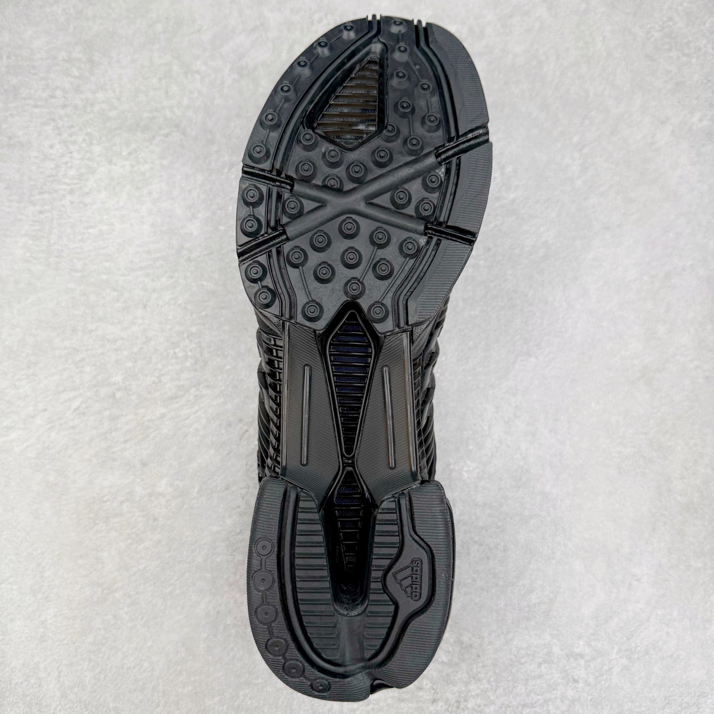 图片[9]-AD CLIMACOOL 初代清风系列透气跑步鞋 经典的鞋舌 CLIMACOOL LOGO，加上侧边三条杠处的透气格栅，都让人仿佛回到了二十二年前。实拍调校N版已经零色差零失真 百分百还原实物色彩所见即所得 不存在货不对板色差等低级问题 选购参考实物拍摄 不混卖不参货 只用心做好货严格选品 承诺混一赔十 尺码：36 36.5 37.5 38 38.5 39 40 40.5 41 42 42.5 43 44 44.5 45-选品中心