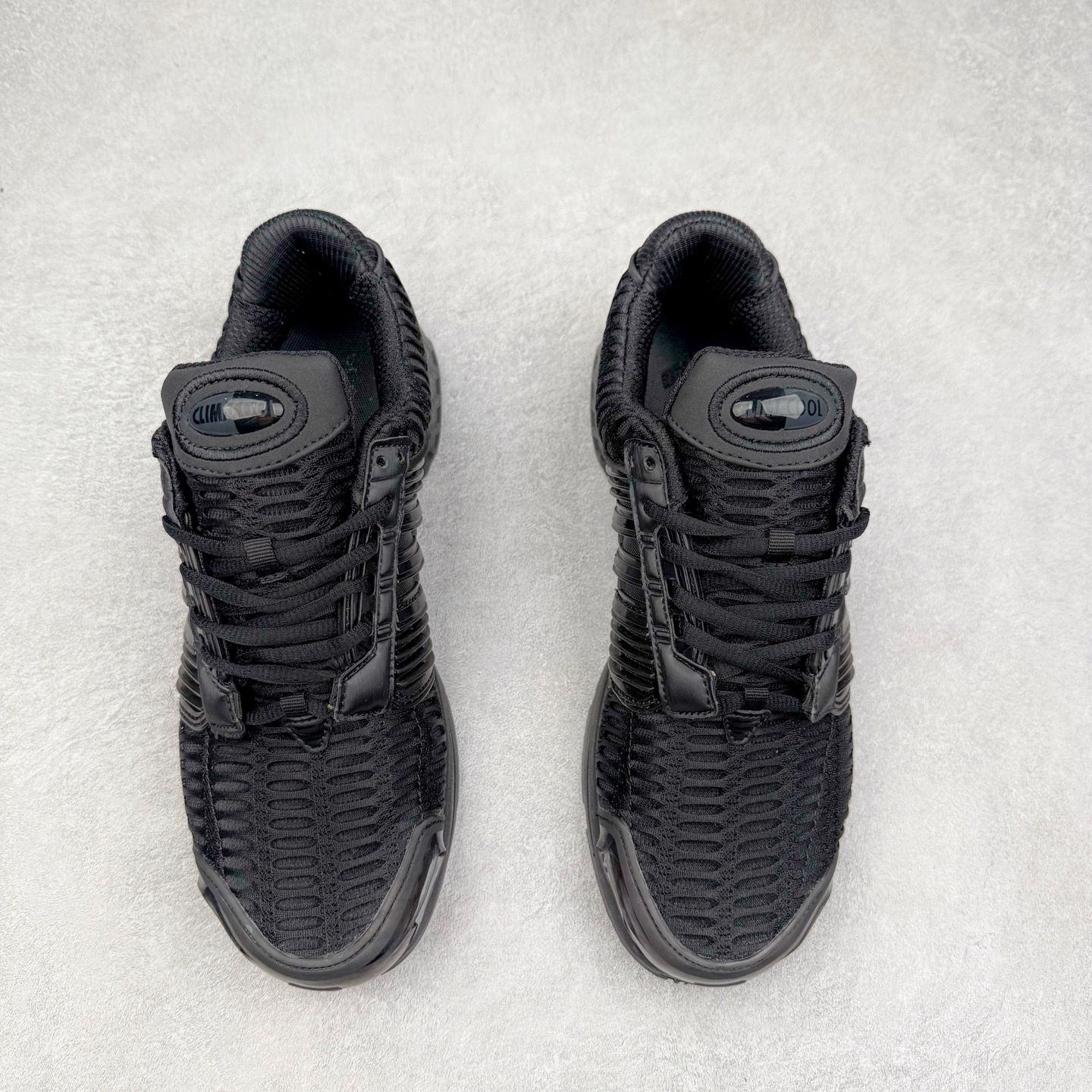 图片[2]-AD CLIMACOOL 初代清风系列透气跑步鞋 经典的鞋舌 CLIMACOOL LOGO，加上侧边三条杠处的透气格栅，都让人仿佛回到了二十二年前。实拍调校N版已经零色差零失真 百分百还原实物色彩所见即所得 不存在货不对板色差等低级问题 选购参考实物拍摄 不混卖不参货 只用心做好货严格选品 承诺混一赔十 尺码：36 36.5 37.5 38 38.5 39 40 40.5 41 42 42.5 43 44 44.5 45-选品中心