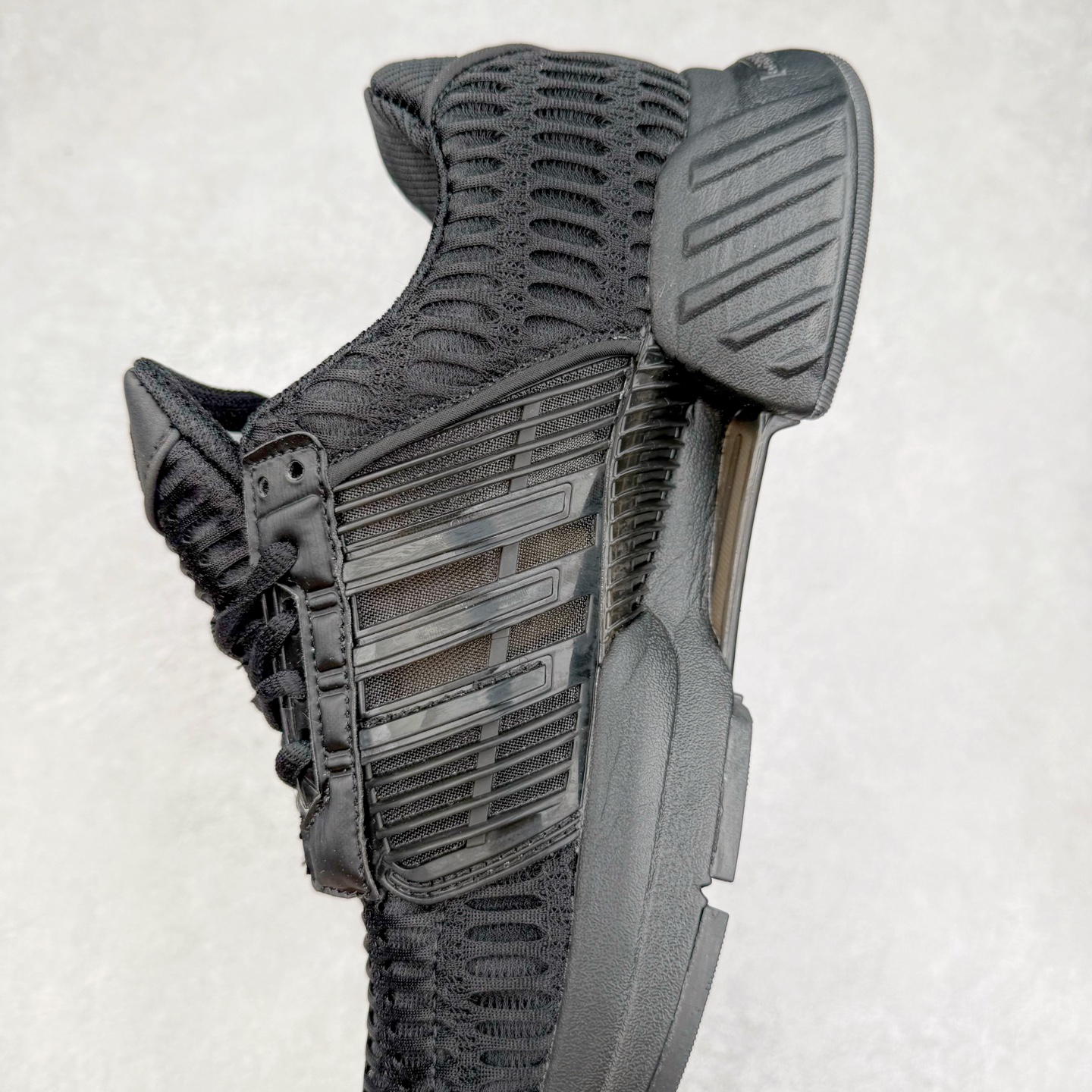 图片[7]-AD CLIMACOOL 初代清风系列透气跑步鞋 经典的鞋舌 CLIMACOOL LOGO，加上侧边三条杠处的透气格栅，都让人仿佛回到了二十二年前。实拍调校N版已经零色差零失真 百分百还原实物色彩所见即所得 不存在货不对板色差等低级问题 选购参考实物拍摄 不混卖不参货 只用心做好货严格选品 承诺混一赔十 尺码：36 36.5 37.5 38 38.5 39 40 40.5 41 42 42.5 43 44 44.5 45-选品中心