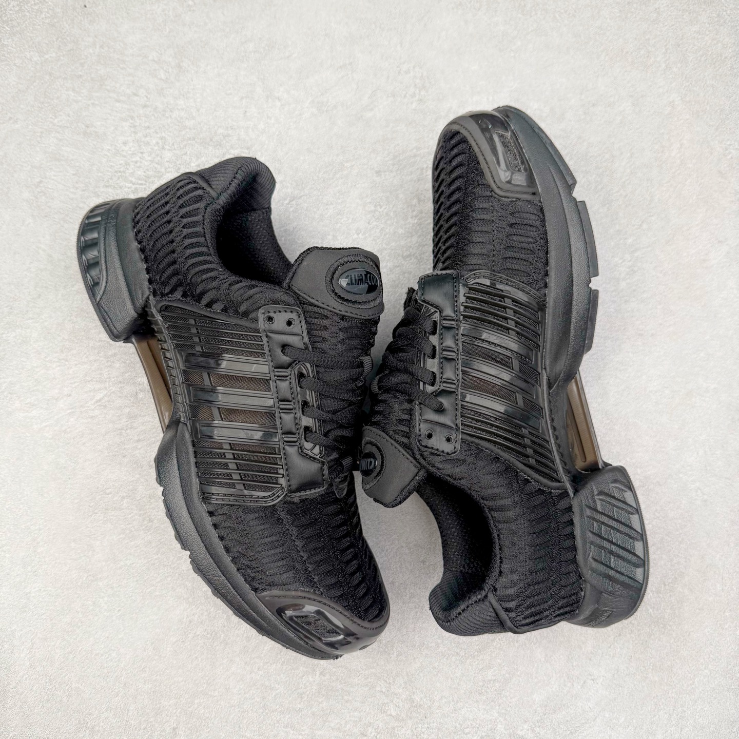 图片[3]-AD CLIMACOOL 初代清风系列透气跑步鞋 经典的鞋舌 CLIMACOOL LOGO，加上侧边三条杠处的透气格栅，都让人仿佛回到了二十二年前。实拍调校N版已经零色差零失真 百分百还原实物色彩所见即所得 不存在货不对板色差等低级问题 选购参考实物拍摄 不混卖不参货 只用心做好货严格选品 承诺混一赔十 尺码：36 36.5 37.5 38 38.5 39 40 40.5 41 42 42.5 43 44 44.5 45-选品中心