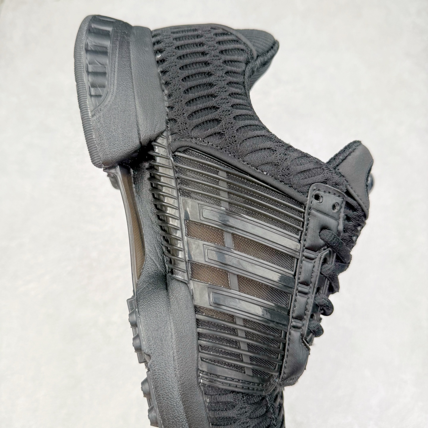 图片[6]-AD CLIMACOOL 初代清风系列透气跑步鞋 经典的鞋舌 CLIMACOOL LOGO，加上侧边三条杠处的透气格栅，都让人仿佛回到了二十二年前。实拍调校N版已经零色差零失真 百分百还原实物色彩所见即所得 不存在货不对板色差等低级问题 选购参考实物拍摄 不混卖不参货 只用心做好货严格选品 承诺混一赔十 尺码：36 36.5 37.5 38 38.5 39 40 40.5 41 42 42.5 43 44 44.5 45-选品中心
