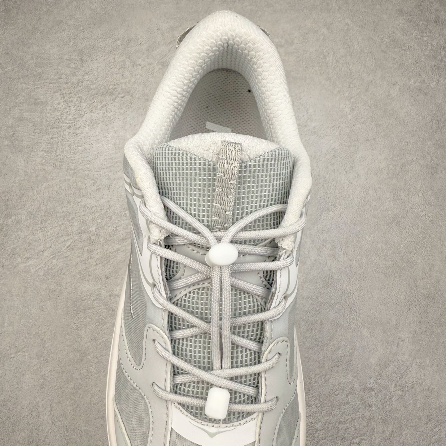 图片[5]-HOKA ONE ONE Bondi B3 LS 运动舒适低帮跑步鞋 男女同款 HOKA ONE ONE是来自美国的跑步鞋知名品牌，创立于2009年，始终致力于为所有跑者提供更新、更好的跑步装备。相比常规跑鞋，HOKA ONE ONE特别研发使用性能独特的几何形跑鞋中底，此种鞋底更厚、更高、回弹性也更好，除了卓越的缓冲性能，它还能为各种阶段的跑者带来更具动感、更加稳定的跑步体验。HOKAONE ONE从设计之初就清楚意识到，要保证跑者步幅的均匀一致，双脚自然而然的运动至关重要。实拍调校N版已经零色差零失真 百分百还原实物色彩所见即所得 不存在货不对板色差等低级问题 选购参考实物拍摄 不混卖不参货 只用心做好货严格选品 承诺混一赔十 尺码：36 36.5 37.5 38 38.5 39 40 40.5 41 42 42.5 43 44 44.5 45-选品中心