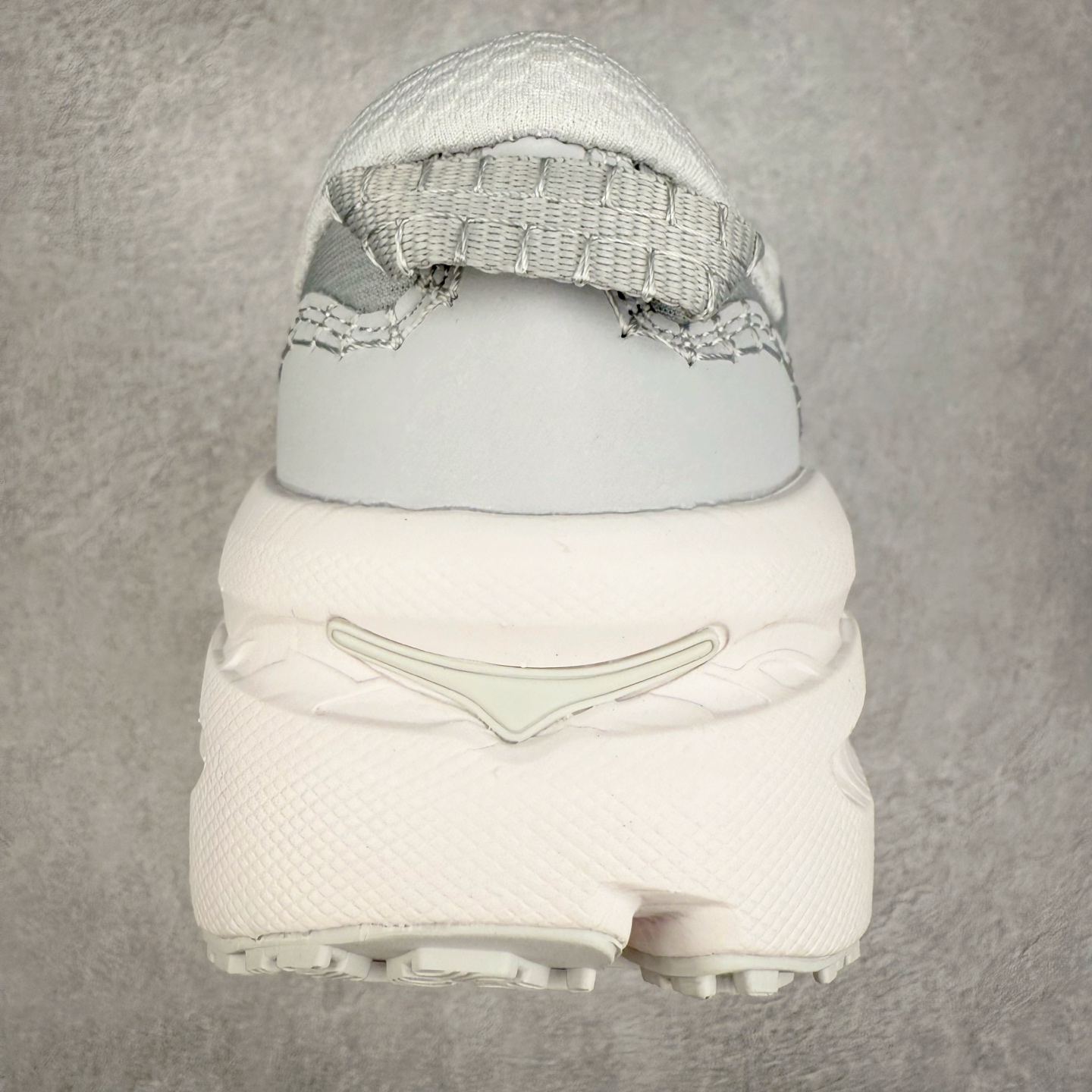 图片[8]-HOKA ONE ONE Bondi B3 LS 运动舒适低帮跑步鞋 男女同款 HOKA ONE ONE是来自美国的跑步鞋知名品牌，创立于2009年，始终致力于为所有跑者提供更新、更好的跑步装备。相比常规跑鞋，HOKA ONE ONE特别研发使用性能独特的几何形跑鞋中底，此种鞋底更厚、更高、回弹性也更好，除了卓越的缓冲性能，它还能为各种阶段的跑者带来更具动感、更加稳定的跑步体验。HOKAONE ONE从设计之初就清楚意识到，要保证跑者步幅的均匀一致，双脚自然而然的运动至关重要。实拍调校N版已经零色差零失真 百分百还原实物色彩所见即所得 不存在货不对板色差等低级问题 选购参考实物拍摄 不混卖不参货 只用心做好货严格选品 承诺混一赔十 尺码：36 36.5 37.5 38 38.5 39 40 40.5 41 42 42.5 43 44 44.5 45-选品中心