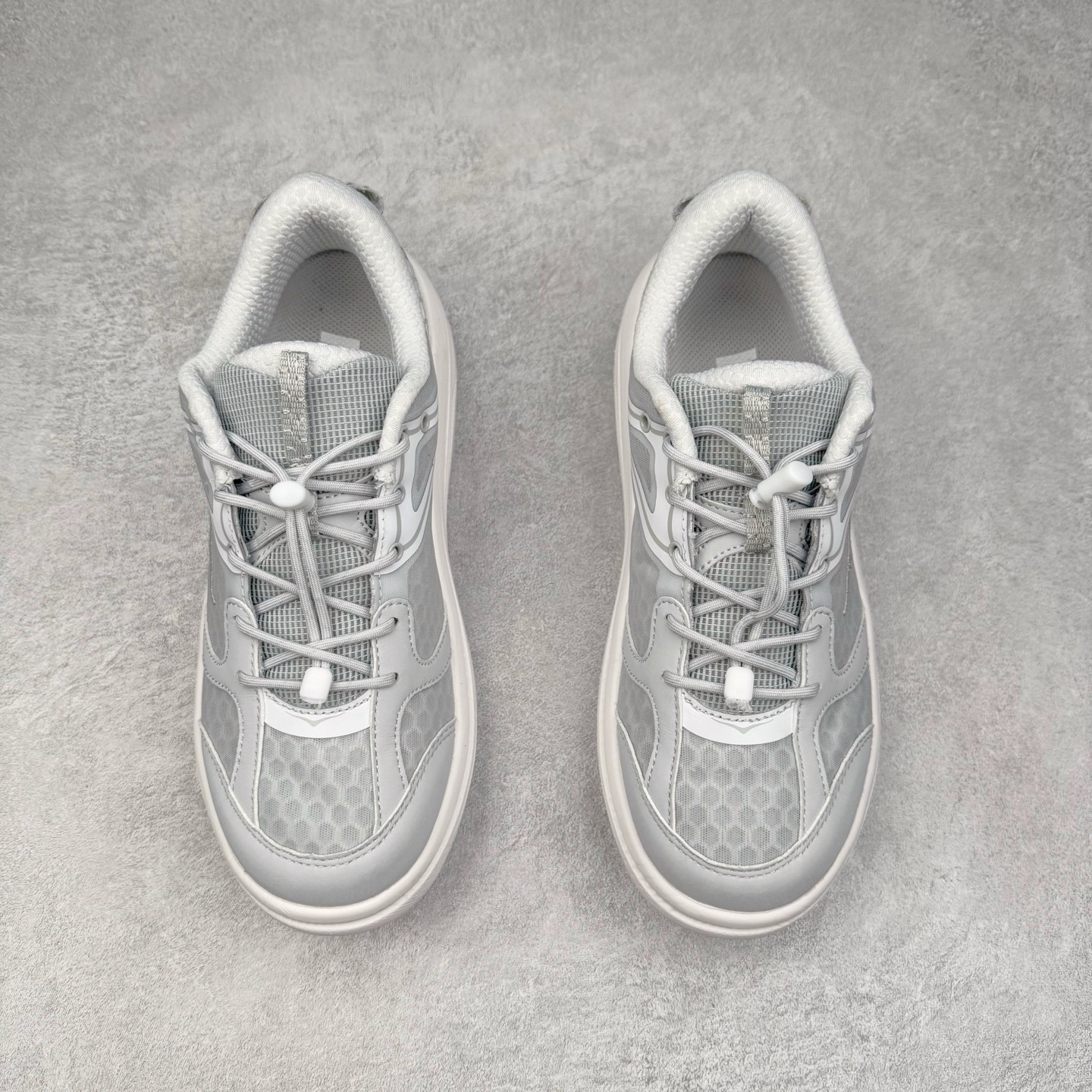 图片[2]-HOKA ONE ONE Bondi B3 LS 运动舒适低帮跑步鞋 男女同款 HOKA ONE ONE是来自美国的跑步鞋知名品牌，创立于2009年，始终致力于为所有跑者提供更新、更好的跑步装备。相比常规跑鞋，HOKA ONE ONE特别研发使用性能独特的几何形跑鞋中底，此种鞋底更厚、更高、回弹性也更好，除了卓越的缓冲性能，它还能为各种阶段的跑者带来更具动感、更加稳定的跑步体验。HOKAONE ONE从设计之初就清楚意识到，要保证跑者步幅的均匀一致，双脚自然而然的运动至关重要。实拍调校N版已经零色差零失真 百分百还原实物色彩所见即所得 不存在货不对板色差等低级问题 选购参考实物拍摄 不混卖不参货 只用心做好货严格选品 承诺混一赔十 尺码：36 36.5 37.5 38 38.5 39 40 40.5 41 42 42.5 43 44 44.5 45-选品中心