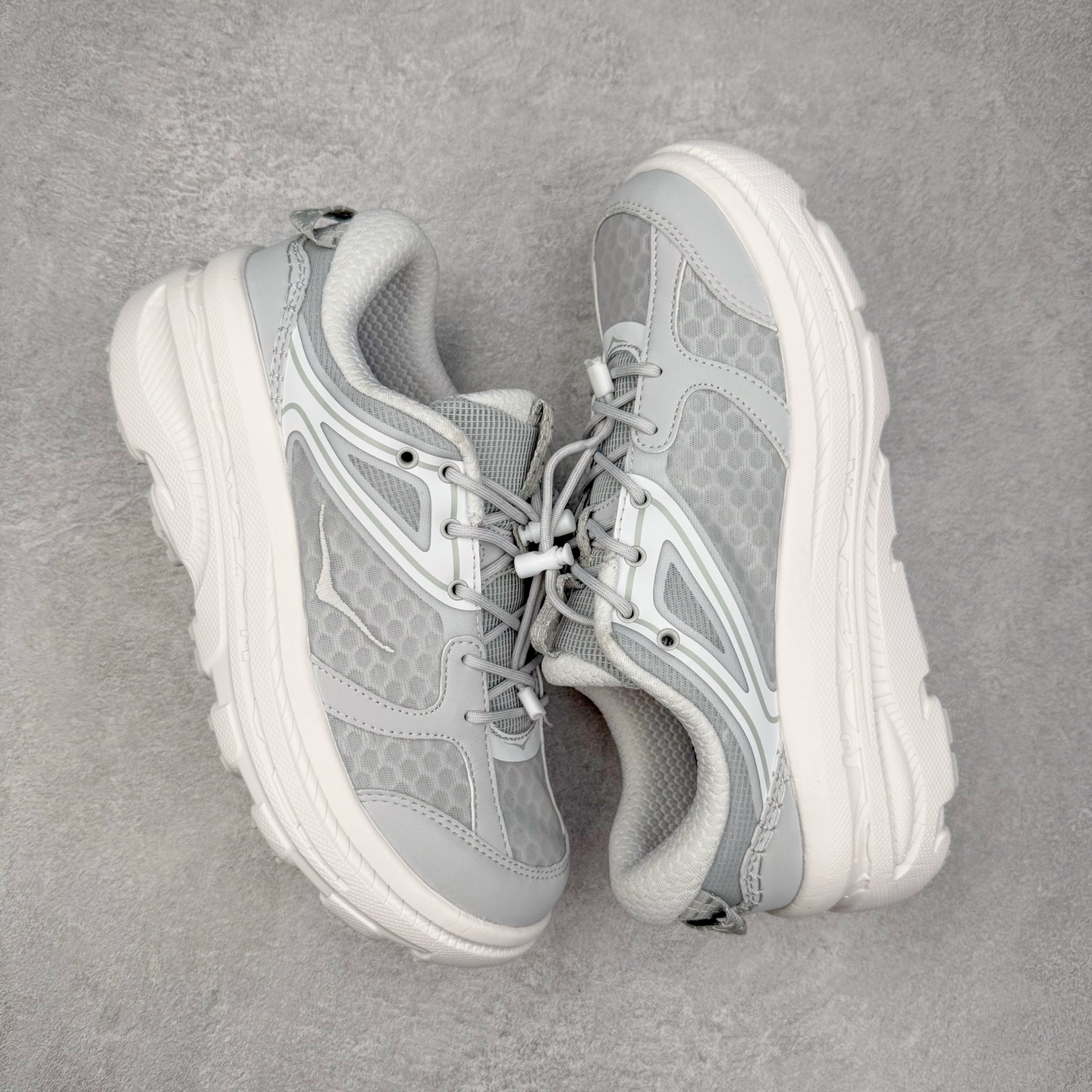 图片[3]-HOKA ONE ONE Bondi B3 LS 运动舒适低帮跑步鞋 男女同款 HOKA ONE ONE是来自美国的跑步鞋知名品牌，创立于2009年，始终致力于为所有跑者提供更新、更好的跑步装备。相比常规跑鞋，HOKA ONE ONE特别研发使用性能独特的几何形跑鞋中底，此种鞋底更厚、更高、回弹性也更好，除了卓越的缓冲性能，它还能为各种阶段的跑者带来更具动感、更加稳定的跑步体验。HOKAONE ONE从设计之初就清楚意识到，要保证跑者步幅的均匀一致，双脚自然而然的运动至关重要。实拍调校N版已经零色差零失真 百分百还原实物色彩所见即所得 不存在货不对板色差等低级问题 选购参考实物拍摄 不混卖不参货 只用心做好货严格选品 承诺混一赔十 尺码：36 36.5 37.5 38 38.5 39 40 40.5 41 42 42.5 43 44 44.5 45-选品中心