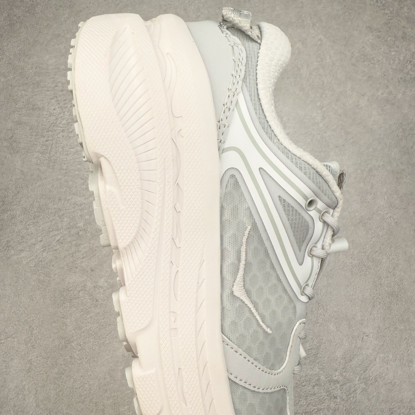 图片[6]-HOKA ONE ONE Bondi B3 LS 运动舒适低帮跑步鞋 男女同款 HOKA ONE ONE是来自美国的跑步鞋知名品牌，创立于2009年，始终致力于为所有跑者提供更新、更好的跑步装备。相比常规跑鞋，HOKA ONE ONE特别研发使用性能独特的几何形跑鞋中底，此种鞋底更厚、更高、回弹性也更好，除了卓越的缓冲性能，它还能为各种阶段的跑者带来更具动感、更加稳定的跑步体验。HOKAONE ONE从设计之初就清楚意识到，要保证跑者步幅的均匀一致，双脚自然而然的运动至关重要。实拍调校N版已经零色差零失真 百分百还原实物色彩所见即所得 不存在货不对板色差等低级问题 选购参考实物拍摄 不混卖不参货 只用心做好货严格选品 承诺混一赔十 尺码：36 36.5 37.5 38 38.5 39 40 40.5 41 42 42.5 43 44 44.5 45-选品中心