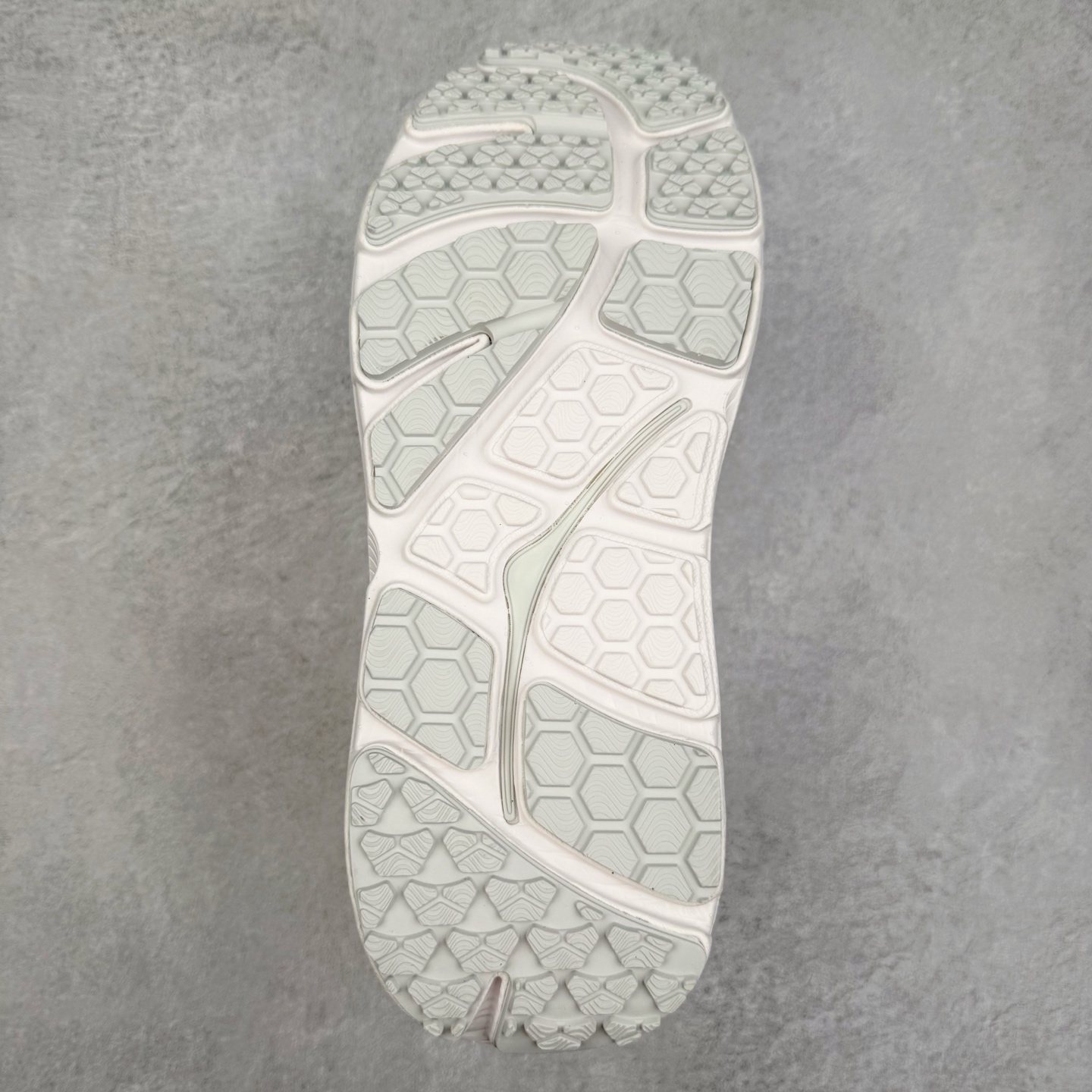 图片[9]-HOKA ONE ONE Bondi B3 LS 运动舒适低帮跑步鞋 男女同款 HOKA ONE ONE是来自美国的跑步鞋知名品牌，创立于2009年，始终致力于为所有跑者提供更新、更好的跑步装备。相比常规跑鞋，HOKA ONE ONE特别研发使用性能独特的几何形跑鞋中底，此种鞋底更厚、更高、回弹性也更好，除了卓越的缓冲性能，它还能为各种阶段的跑者带来更具动感、更加稳定的跑步体验。HOKAONE ONE从设计之初就清楚意识到，要保证跑者步幅的均匀一致，双脚自然而然的运动至关重要。实拍调校N版已经零色差零失真 百分百还原实物色彩所见即所得 不存在货不对板色差等低级问题 选购参考实物拍摄 不混卖不参货 只用心做好货严格选品 承诺混一赔十 尺码：36 36.5 37.5 38 38.5 39 40 40.5 41 42 42.5 43 44 44.5 45-选品中心