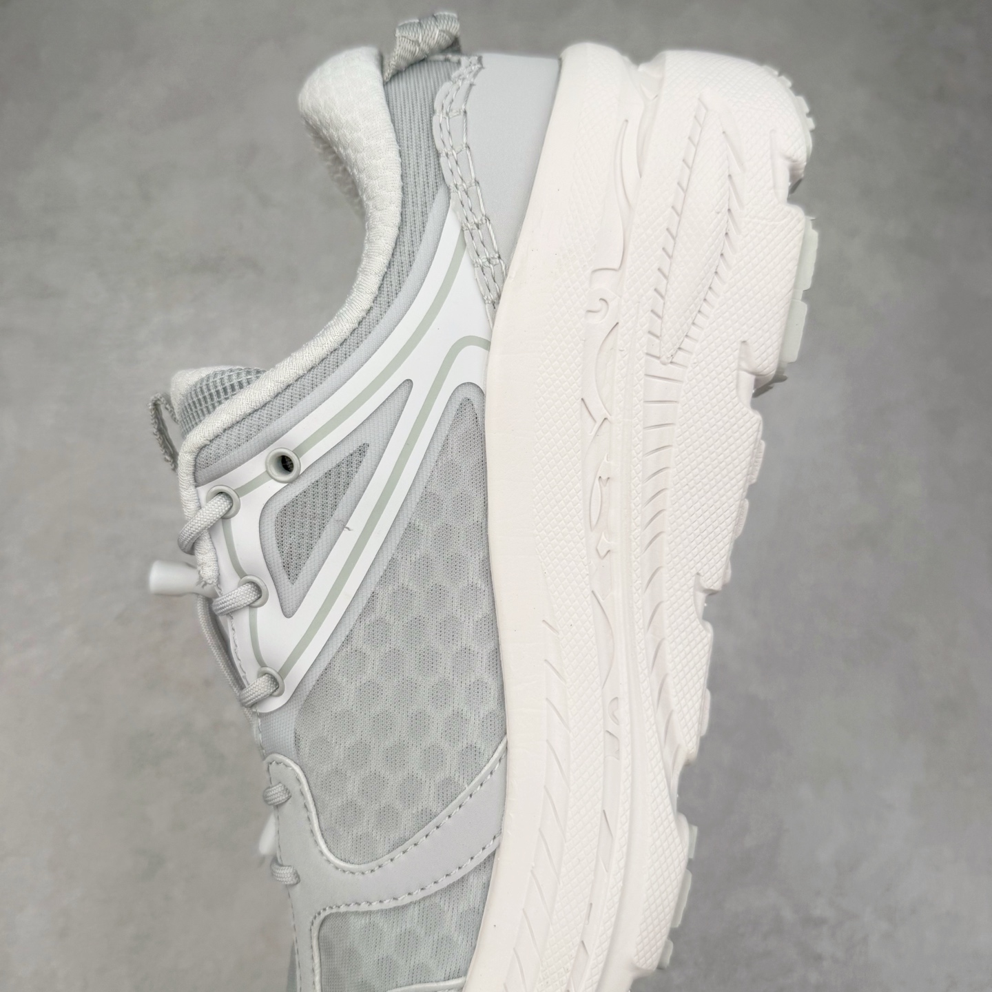 图片[7]-HOKA ONE ONE Bondi B3 LS 运动舒适低帮跑步鞋 男女同款 HOKA ONE ONE是来自美国的跑步鞋知名品牌，创立于2009年，始终致力于为所有跑者提供更新、更好的跑步装备。相比常规跑鞋，HOKA ONE ONE特别研发使用性能独特的几何形跑鞋中底，此种鞋底更厚、更高、回弹性也更好，除了卓越的缓冲性能，它还能为各种阶段的跑者带来更具动感、更加稳定的跑步体验。HOKAONE ONE从设计之初就清楚意识到，要保证跑者步幅的均匀一致，双脚自然而然的运动至关重要。实拍调校N版已经零色差零失真 百分百还原实物色彩所见即所得 不存在货不对板色差等低级问题 选购参考实物拍摄 不混卖不参货 只用心做好货严格选品 承诺混一赔十 尺码：36 36.5 37.5 38 38.5 39 40 40.5 41 42 42.5 43 44 44.5 45-选品中心