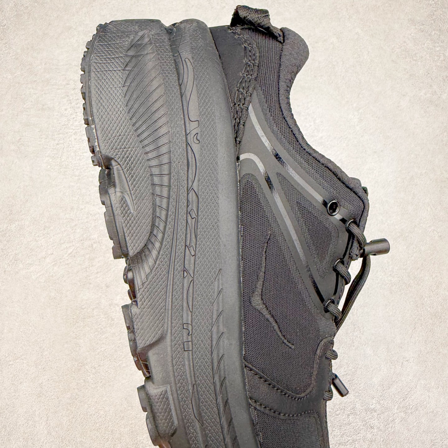 图片[6]-HOKA ONE ONE Bondi B3 LS 运动舒适低帮跑步鞋 男女同款 HOKA ONE ONE是来自美国的跑步鞋知名品牌，创立于2009年，始终致力于为所有跑者提供更新、更好的跑步装备。相比常规跑鞋，HOKA ONE ONE特别研发使用性能独特的几何形跑鞋中底，此种鞋底更厚、更高、回弹性也更好，除了卓越的缓冲性能，它还能为各种阶段的跑者带来更具动感、更加稳定的跑步体验。HOKAONE ONE从设计之初就清楚意识到，要保证跑者步幅的均匀一致，双脚自然而然的运动至关重要。实拍调校N版已经零色差零失真 百分百还原实物色彩所见即所得 不存在货不对板色差等低级问题 选购参考实物拍摄 不混卖不参货 只用心做好货严格选品 承诺混一赔十 尺码：36 36.5 37.5 38 38.5 39 40 40.5 41 42 42.5 43 44 44.5 45-选品中心