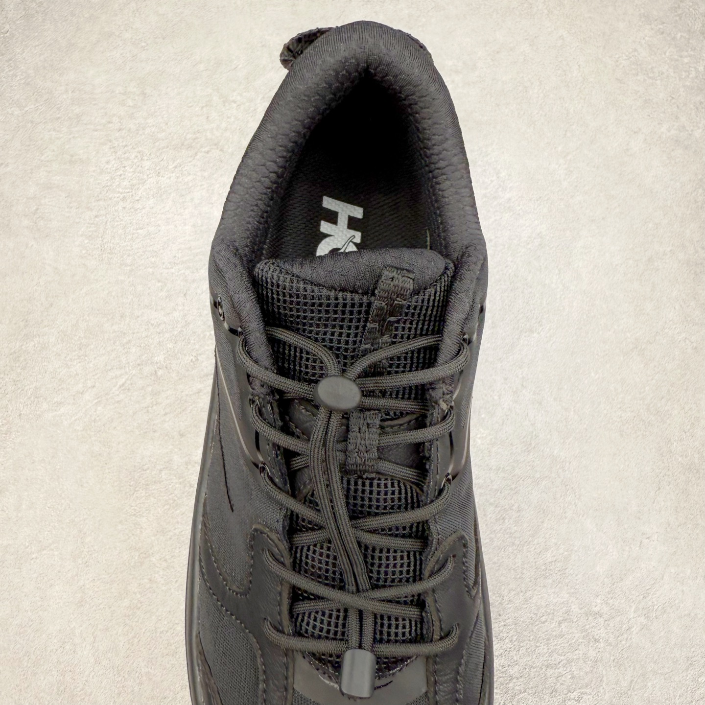 图片[5]-HOKA ONE ONE Bondi B3 LS 运动舒适低帮跑步鞋 男女同款 HOKA ONE ONE是来自美国的跑步鞋知名品牌，创立于2009年，始终致力于为所有跑者提供更新、更好的跑步装备。相比常规跑鞋，HOKA ONE ONE特别研发使用性能独特的几何形跑鞋中底，此种鞋底更厚、更高、回弹性也更好，除了卓越的缓冲性能，它还能为各种阶段的跑者带来更具动感、更加稳定的跑步体验。HOKAONE ONE从设计之初就清楚意识到，要保证跑者步幅的均匀一致，双脚自然而然的运动至关重要。实拍调校N版已经零色差零失真 百分百还原实物色彩所见即所得 不存在货不对板色差等低级问题 选购参考实物拍摄 不混卖不参货 只用心做好货严格选品 承诺混一赔十 尺码：36 36.5 37.5 38 38.5 39 40 40.5 41 42 42.5 43 44 44.5 45-选品中心