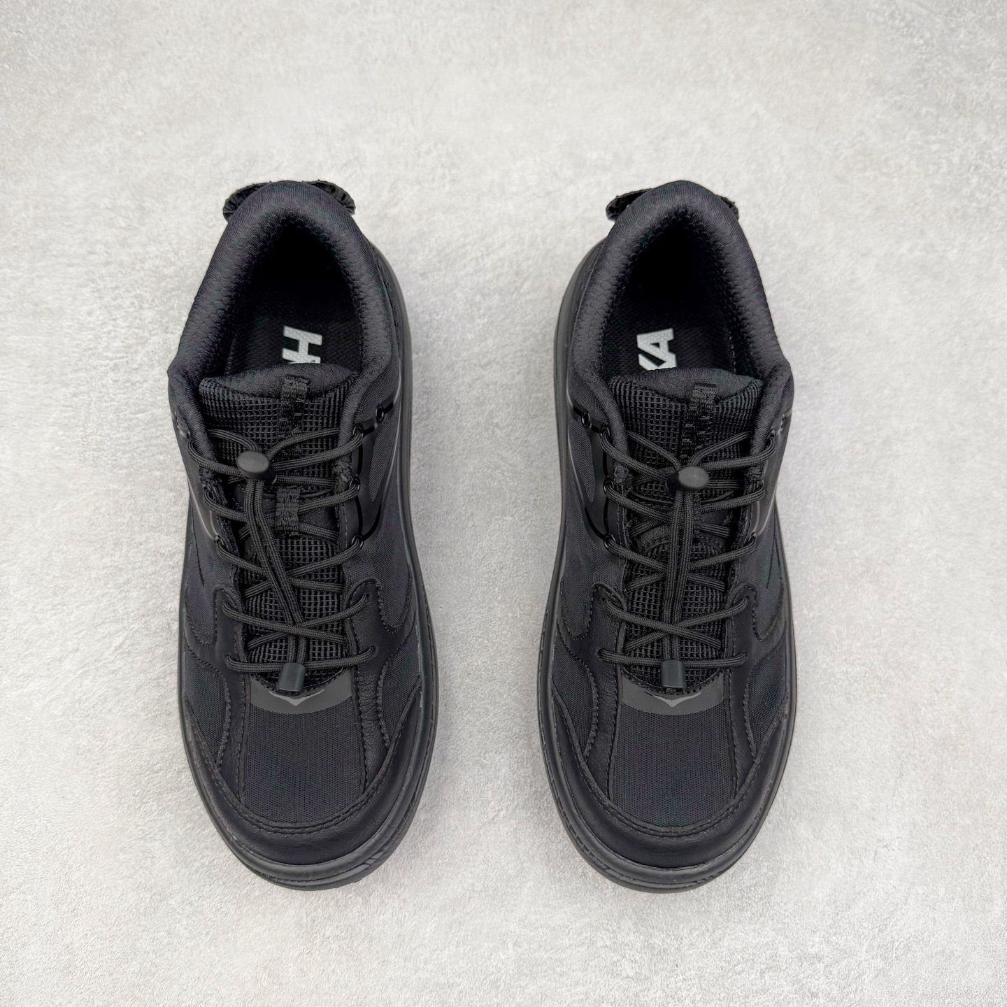 图片[2]-HOKA ONE ONE Bondi B3 LS 运动舒适低帮跑步鞋 男女同款 HOKA ONE ONE是来自美国的跑步鞋知名品牌，创立于2009年，始终致力于为所有跑者提供更新、更好的跑步装备。相比常规跑鞋，HOKA ONE ONE特别研发使用性能独特的几何形跑鞋中底，此种鞋底更厚、更高、回弹性也更好，除了卓越的缓冲性能，它还能为各种阶段的跑者带来更具动感、更加稳定的跑步体验。HOKAONE ONE从设计之初就清楚意识到，要保证跑者步幅的均匀一致，双脚自然而然的运动至关重要。实拍调校N版已经零色差零失真 百分百还原实物色彩所见即所得 不存在货不对板色差等低级问题 选购参考实物拍摄 不混卖不参货 只用心做好货严格选品 承诺混一赔十 尺码：36 36.5 37.5 38 38.5 39 40 40.5 41 42 42.5 43 44 44.5 45-选品中心