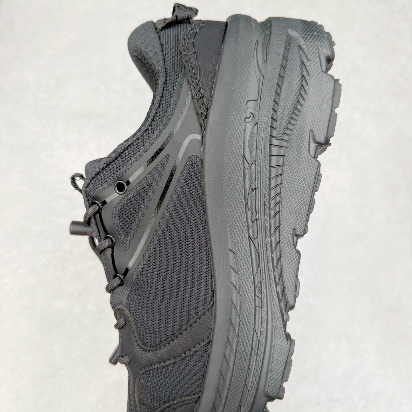 图片[7]-HOKA ONE ONE Bondi B3 LS 运动舒适低帮跑步鞋 男女同款 HOKA ONE ONE是来自美国的跑步鞋知名品牌，创立于2009年，始终致力于为所有跑者提供更新、更好的跑步装备。相比常规跑鞋，HOKA ONE ONE特别研发使用性能独特的几何形跑鞋中底，此种鞋底更厚、更高、回弹性也更好，除了卓越的缓冲性能，它还能为各种阶段的跑者带来更具动感、更加稳定的跑步体验。HOKAONE ONE从设计之初就清楚意识到，要保证跑者步幅的均匀一致，双脚自然而然的运动至关重要。实拍调校N版已经零色差零失真 百分百还原实物色彩所见即所得 不存在货不对板色差等低级问题 选购参考实物拍摄 不混卖不参货 只用心做好货严格选品 承诺混一赔十 尺码：36 36.5 37.5 38 38.5 39 40 40.5 41 42 42.5 43 44 44.5 45-选品中心