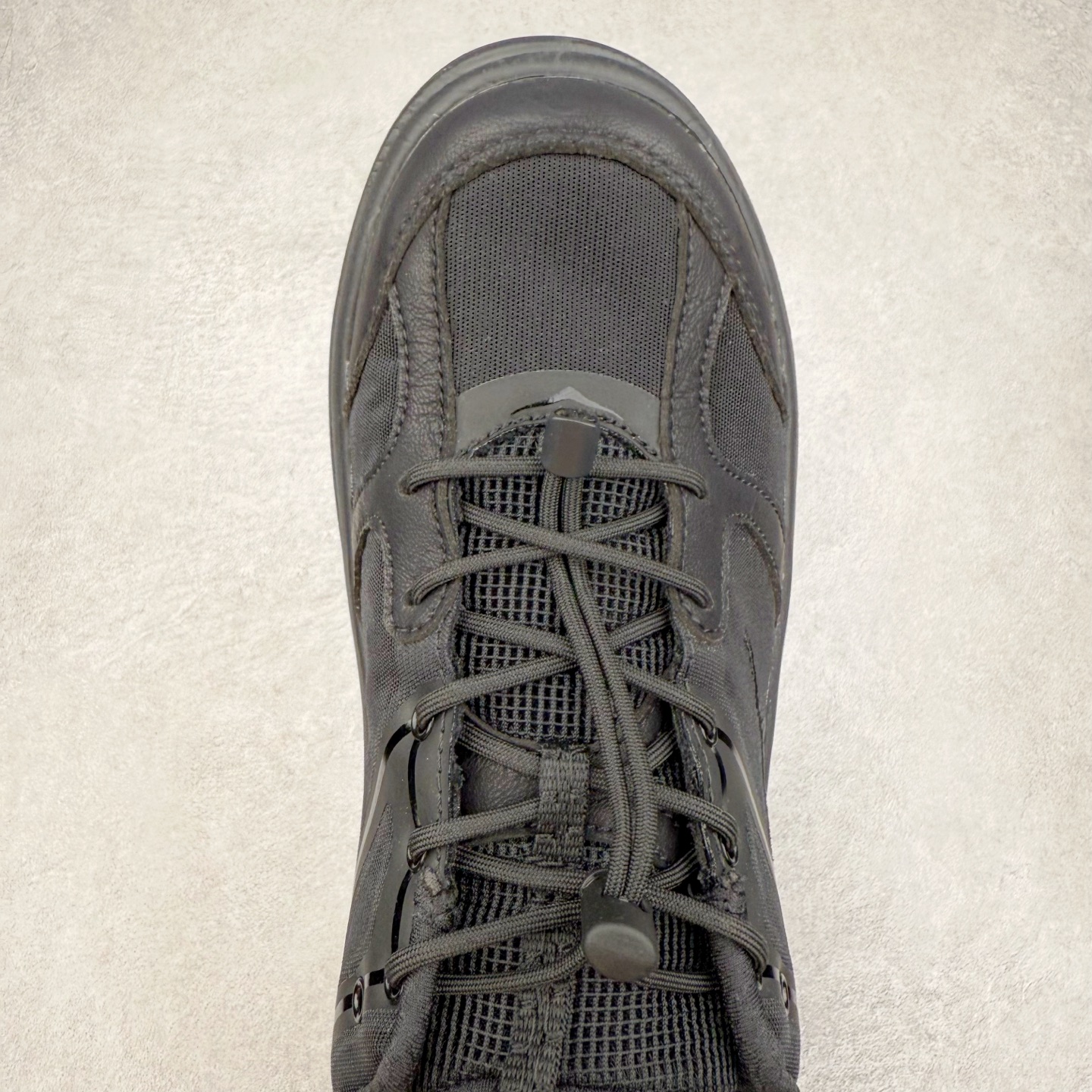 图片[4]-HOKA ONE ONE Bondi B3 LS 运动舒适低帮跑步鞋 男女同款 HOKA ONE ONE是来自美国的跑步鞋知名品牌，创立于2009年，始终致力于为所有跑者提供更新、更好的跑步装备。相比常规跑鞋，HOKA ONE ONE特别研发使用性能独特的几何形跑鞋中底，此种鞋底更厚、更高、回弹性也更好，除了卓越的缓冲性能，它还能为各种阶段的跑者带来更具动感、更加稳定的跑步体验。HOKAONE ONE从设计之初就清楚意识到，要保证跑者步幅的均匀一致，双脚自然而然的运动至关重要。实拍调校N版已经零色差零失真 百分百还原实物色彩所见即所得 不存在货不对板色差等低级问题 选购参考实物拍摄 不混卖不参货 只用心做好货严格选品 承诺混一赔十 尺码：36 36.5 37.5 38 38.5 39 40 40.5 41 42 42.5 43 44 44.5 45-选品中心