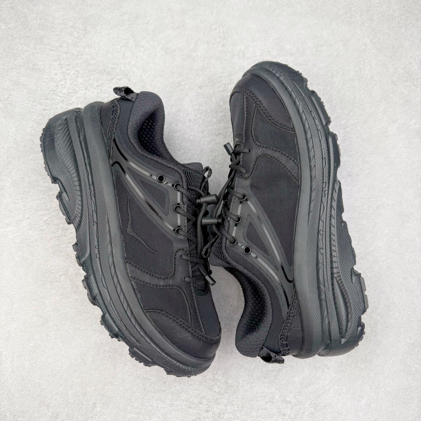 图片[3]-HOKA ONE ONE Bondi B3 LS 运动舒适低帮跑步鞋 男女同款 HOKA ONE ONE是来自美国的跑步鞋知名品牌，创立于2009年，始终致力于为所有跑者提供更新、更好的跑步装备。相比常规跑鞋，HOKA ONE ONE特别研发使用性能独特的几何形跑鞋中底，此种鞋底更厚、更高、回弹性也更好，除了卓越的缓冲性能，它还能为各种阶段的跑者带来更具动感、更加稳定的跑步体验。HOKAONE ONE从设计之初就清楚意识到，要保证跑者步幅的均匀一致，双脚自然而然的运动至关重要。实拍调校N版已经零色差零失真 百分百还原实物色彩所见即所得 不存在货不对板色差等低级问题 选购参考实物拍摄 不混卖不参货 只用心做好货严格选品 承诺混一赔十 尺码：36 36.5 37.5 38 38.5 39 40 40.5 41 42 42.5 43 44 44.5 45-选品中心