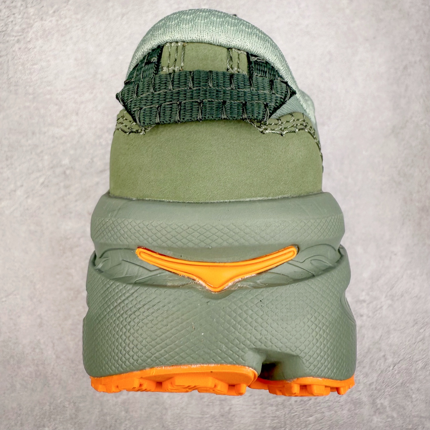 图片[8]-HOKA ONE ONE Bondi B3 LS 运动舒适低帮跑步鞋 男女同款 HOKA ONE ONE是来自美国的跑步鞋知名品牌，创立于2009年，始终致力于为所有跑者提供更新、更好的跑步装备。相比常规跑鞋，HOKA ONE ONE特别研发使用性能独特的几何形跑鞋中底，此种鞋底更厚、更高、回弹性也更好，除了卓越的缓冲性能，它还能为各种阶段的跑者带来更具动感、更加稳定的跑步体验。HOKAONE ONE从设计之初就清楚意识到，要保证跑者步幅的均匀一致，双脚自然而然的运动至关重要。实拍调校N版已经零色差零失真 百分百还原实物色彩所见即所得 不存在货不对板色差等低级问题 选购参考实物拍摄 不混卖不参货 只用心做好货严格选品 承诺混一赔十 尺码：36 36.5 37.5 38 38.5 39 40 40.5 41 42 42.5 43 44 44.5 45-选品中心