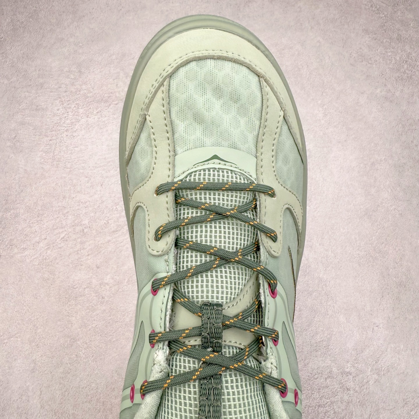 图片[4]-HOKA ONE ONE Bondi B3 LS 运动舒适低帮跑步鞋 男女同款 HOKA ONE ONE是来自美国的跑步鞋知名品牌，创立于2009年，始终致力于为所有跑者提供更新、更好的跑步装备。相比常规跑鞋，HOKA ONE ONE特别研发使用性能独特的几何形跑鞋中底，此种鞋底更厚、更高、回弹性也更好，除了卓越的缓冲性能，它还能为各种阶段的跑者带来更具动感、更加稳定的跑步体验。HOKAONE ONE从设计之初就清楚意识到，要保证跑者步幅的均匀一致，双脚自然而然的运动至关重要。实拍调校N版已经零色差零失真 百分百还原实物色彩所见即所得 不存在货不对板色差等低级问题 选购参考实物拍摄 不混卖不参货 只用心做好货严格选品 承诺混一赔十 尺码：36 36.5 37.5 38 38.5 39 40 40.5 41 42 42.5 43 44 44.5 45-选品中心