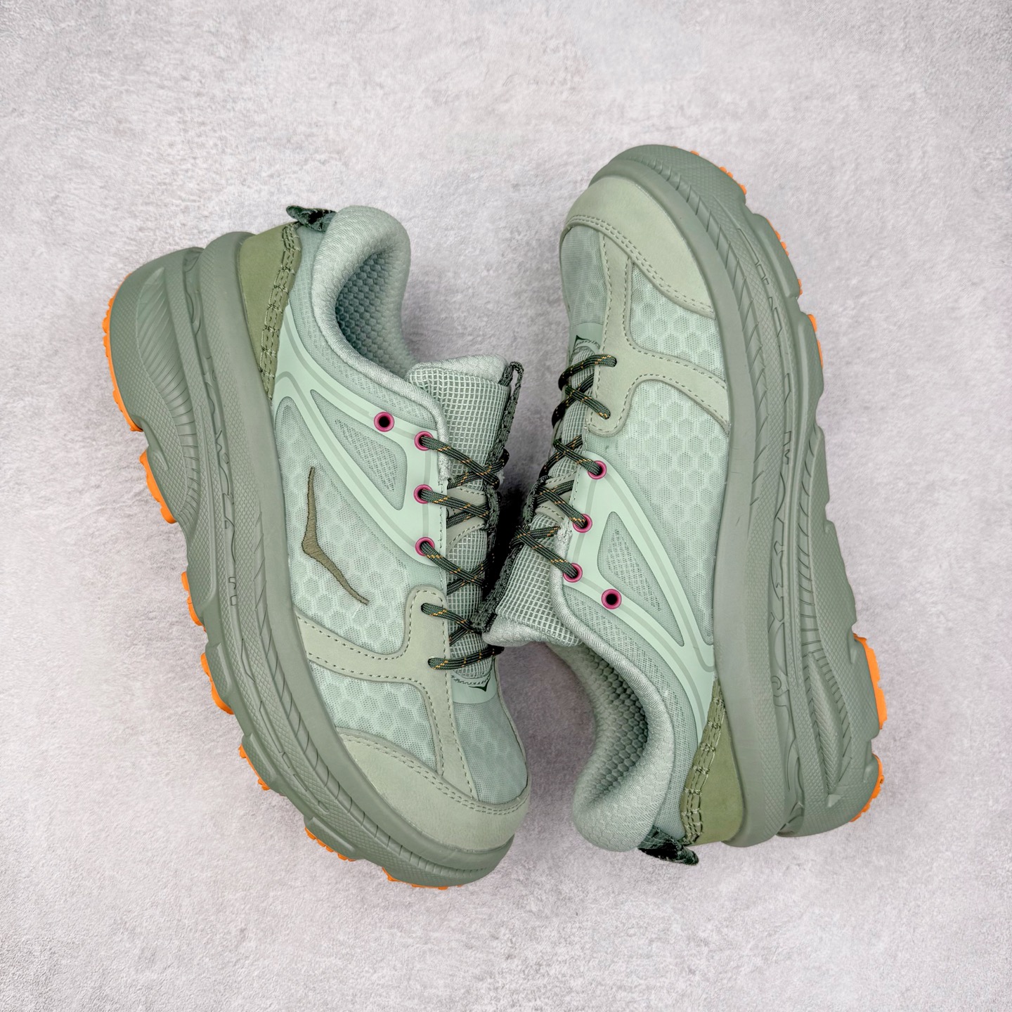 图片[3]-HOKA ONE ONE Bondi B3 LS 运动舒适低帮跑步鞋 男女同款 HOKA ONE ONE是来自美国的跑步鞋知名品牌，创立于2009年，始终致力于为所有跑者提供更新、更好的跑步装备。相比常规跑鞋，HOKA ONE ONE特别研发使用性能独特的几何形跑鞋中底，此种鞋底更厚、更高、回弹性也更好，除了卓越的缓冲性能，它还能为各种阶段的跑者带来更具动感、更加稳定的跑步体验。HOKAONE ONE从设计之初就清楚意识到，要保证跑者步幅的均匀一致，双脚自然而然的运动至关重要。实拍调校N版已经零色差零失真 百分百还原实物色彩所见即所得 不存在货不对板色差等低级问题 选购参考实物拍摄 不混卖不参货 只用心做好货严格选品 承诺混一赔十 尺码：36 36.5 37.5 38 38.5 39 40 40.5 41 42 42.5 43 44 44.5 45-选品中心