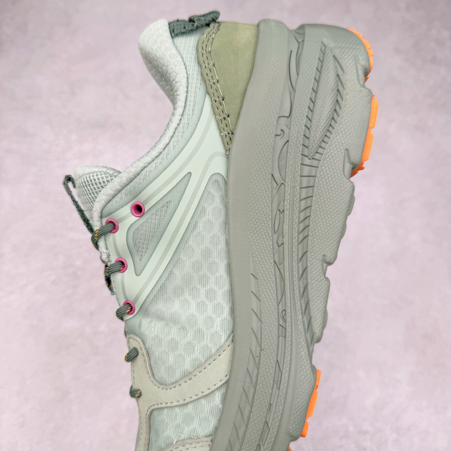 图片[7]-HOKA ONE ONE Bondi B3 LS 运动舒适低帮跑步鞋 男女同款 HOKA ONE ONE是来自美国的跑步鞋知名品牌，创立于2009年，始终致力于为所有跑者提供更新、更好的跑步装备。相比常规跑鞋，HOKA ONE ONE特别研发使用性能独特的几何形跑鞋中底，此种鞋底更厚、更高、回弹性也更好，除了卓越的缓冲性能，它还能为各种阶段的跑者带来更具动感、更加稳定的跑步体验。HOKAONE ONE从设计之初就清楚意识到，要保证跑者步幅的均匀一致，双脚自然而然的运动至关重要。实拍调校N版已经零色差零失真 百分百还原实物色彩所见即所得 不存在货不对板色差等低级问题 选购参考实物拍摄 不混卖不参货 只用心做好货严格选品 承诺混一赔十 尺码：36 36.5 37.5 38 38.5 39 40 40.5 41 42 42.5 43 44 44.5 45-选品中心