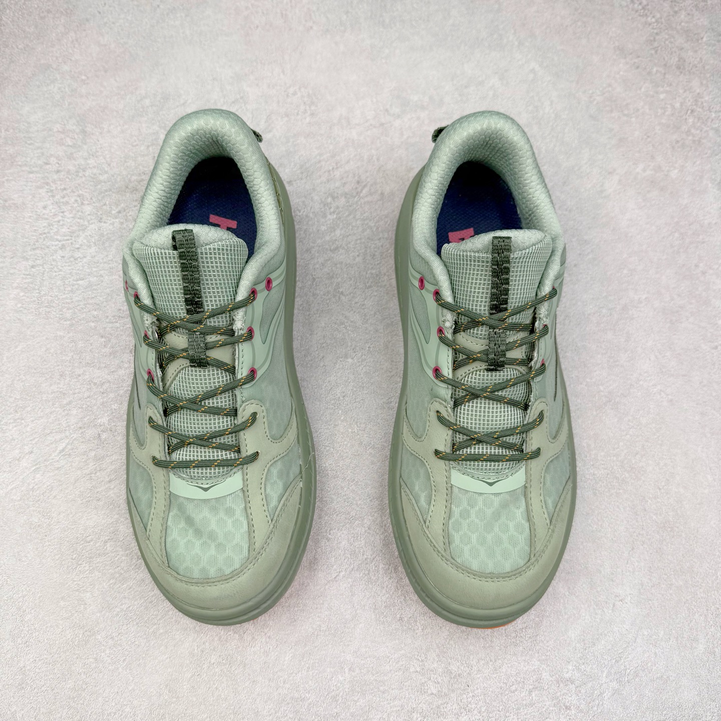 图片[2]-HOKA ONE ONE Bondi B3 LS 运动舒适低帮跑步鞋 男女同款 HOKA ONE ONE是来自美国的跑步鞋知名品牌，创立于2009年，始终致力于为所有跑者提供更新、更好的跑步装备。相比常规跑鞋，HOKA ONE ONE特别研发使用性能独特的几何形跑鞋中底，此种鞋底更厚、更高、回弹性也更好，除了卓越的缓冲性能，它还能为各种阶段的跑者带来更具动感、更加稳定的跑步体验。HOKAONE ONE从设计之初就清楚意识到，要保证跑者步幅的均匀一致，双脚自然而然的运动至关重要。实拍调校N版已经零色差零失真 百分百还原实物色彩所见即所得 不存在货不对板色差等低级问题 选购参考实物拍摄 不混卖不参货 只用心做好货严格选品 承诺混一赔十 尺码：36 36.5 37.5 38 38.5 39 40 40.5 41 42 42.5 43 44 44.5 45-选品中心