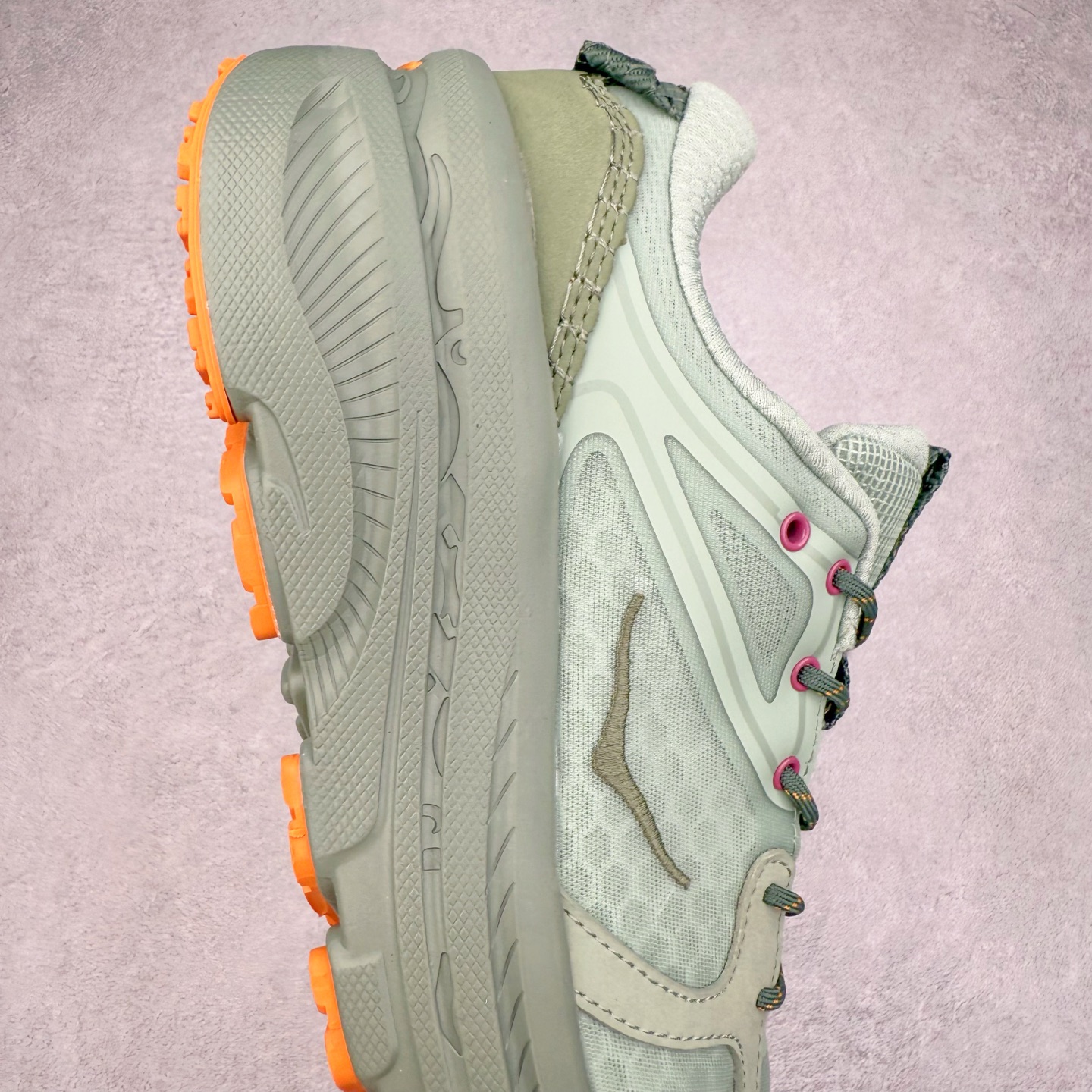 图片[6]-HOKA ONE ONE Bondi B3 LS 运动舒适低帮跑步鞋 男女同款 HOKA ONE ONE是来自美国的跑步鞋知名品牌，创立于2009年，始终致力于为所有跑者提供更新、更好的跑步装备。相比常规跑鞋，HOKA ONE ONE特别研发使用性能独特的几何形跑鞋中底，此种鞋底更厚、更高、回弹性也更好，除了卓越的缓冲性能，它还能为各种阶段的跑者带来更具动感、更加稳定的跑步体验。HOKAONE ONE从设计之初就清楚意识到，要保证跑者步幅的均匀一致，双脚自然而然的运动至关重要。实拍调校N版已经零色差零失真 百分百还原实物色彩所见即所得 不存在货不对板色差等低级问题 选购参考实物拍摄 不混卖不参货 只用心做好货严格选品 承诺混一赔十 尺码：36 36.5 37.5 38 38.5 39 40 40.5 41 42 42.5 43 44 44.5 45-选品中心