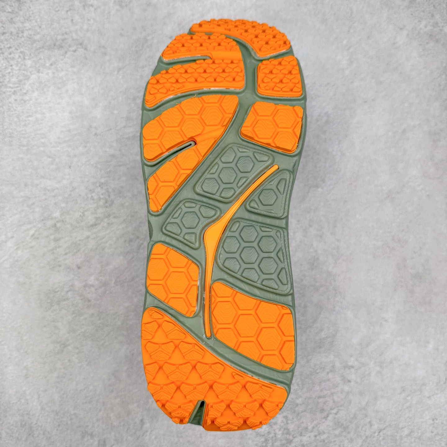 图片[9]-HOKA ONE ONE Bondi B3 LS 运动舒适低帮跑步鞋 男女同款 HOKA ONE ONE是来自美国的跑步鞋知名品牌，创立于2009年，始终致力于为所有跑者提供更新、更好的跑步装备。相比常规跑鞋，HOKA ONE ONE特别研发使用性能独特的几何形跑鞋中底，此种鞋底更厚、更高、回弹性也更好，除了卓越的缓冲性能，它还能为各种阶段的跑者带来更具动感、更加稳定的跑步体验。HOKAONE ONE从设计之初就清楚意识到，要保证跑者步幅的均匀一致，双脚自然而然的运动至关重要。实拍调校N版已经零色差零失真 百分百还原实物色彩所见即所得 不存在货不对板色差等低级问题 选购参考实物拍摄 不混卖不参货 只用心做好货严格选品 承诺混一赔十 尺码：36 36.5 37.5 38 38.5 39 40 40.5 41 42 42.5 43 44 44.5 45-选品中心