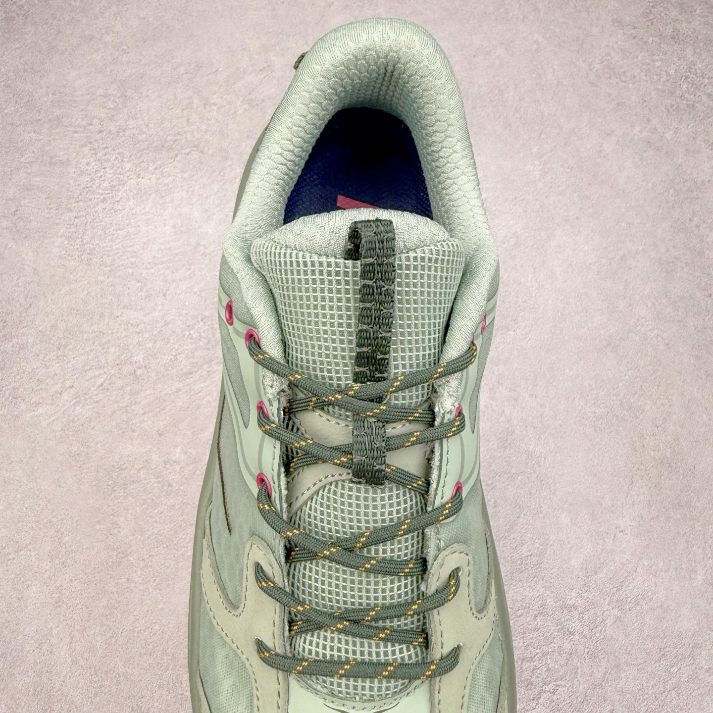 图片[5]-HOKA ONE ONE Bondi B3 LS 运动舒适低帮跑步鞋 男女同款 HOKA ONE ONE是来自美国的跑步鞋知名品牌，创立于2009年，始终致力于为所有跑者提供更新、更好的跑步装备。相比常规跑鞋，HOKA ONE ONE特别研发使用性能独特的几何形跑鞋中底，此种鞋底更厚、更高、回弹性也更好，除了卓越的缓冲性能，它还能为各种阶段的跑者带来更具动感、更加稳定的跑步体验。HOKAONE ONE从设计之初就清楚意识到，要保证跑者步幅的均匀一致，双脚自然而然的运动至关重要。实拍调校N版已经零色差零失真 百分百还原实物色彩所见即所得 不存在货不对板色差等低级问题 选购参考实物拍摄 不混卖不参货 只用心做好货严格选品 承诺混一赔十 尺码：36 36.5 37.5 38 38.5 39 40 40.5 41 42 42.5 43 44 44.5 45-选品中心