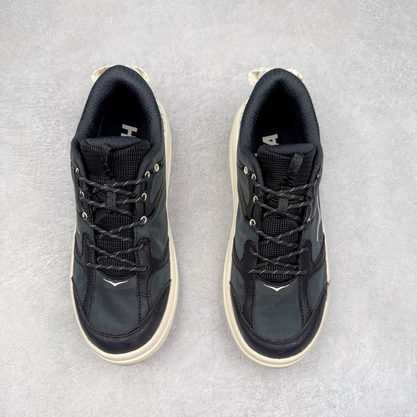 图片[2]-HOKA ONE ONE Bondi B3 LS 运动舒适低帮跑步鞋 男女同款 HOKA ONE ONE是来自美国的跑步鞋知名品牌，创立于2009年，始终致力于为所有跑者提供更新、更好的跑步装备。相比常规跑鞋，HOKA ONE ONE特别研发使用性能独特的几何形跑鞋中底，此种鞋底更厚、更高、回弹性也更好，除了卓越的缓冲性能，它还能为各种阶段的跑者带来更具动感、更加稳定的跑步体验。HOKAONE ONE从设计之初就清楚意识到，要保证跑者步幅的均匀一致，双脚自然而然的运动至关重要。实拍调校N版已经零色差零失真 百分百还原实物色彩所见即所得 不存在货不对板色差等低级问题 选购参考实物拍摄 不混卖不参货 只用心做好货严格选品 承诺混一赔十 尺码：36 36.5 37.5 38 38.5 39 40 40.5 41 42 42.5 43 44 44.5 45-选品中心