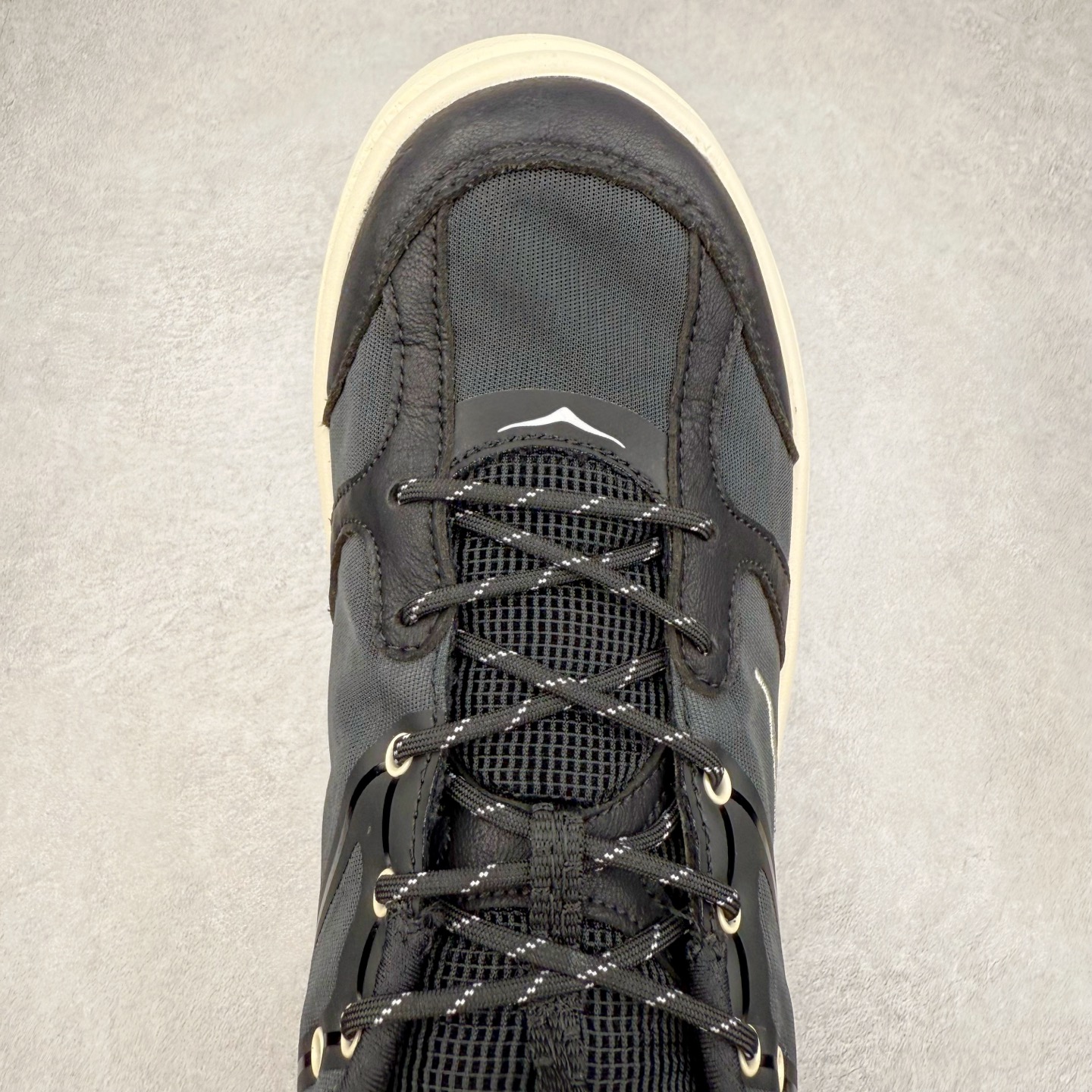 图片[4]-HOKA ONE ONE Bondi B3 LS 运动舒适低帮跑步鞋 男女同款 HOKA ONE ONE是来自美国的跑步鞋知名品牌，创立于2009年，始终致力于为所有跑者提供更新、更好的跑步装备。相比常规跑鞋，HOKA ONE ONE特别研发使用性能独特的几何形跑鞋中底，此种鞋底更厚、更高、回弹性也更好，除了卓越的缓冲性能，它还能为各种阶段的跑者带来更具动感、更加稳定的跑步体验。HOKAONE ONE从设计之初就清楚意识到，要保证跑者步幅的均匀一致，双脚自然而然的运动至关重要。实拍调校N版已经零色差零失真 百分百还原实物色彩所见即所得 不存在货不对板色差等低级问题 选购参考实物拍摄 不混卖不参货 只用心做好货严格选品 承诺混一赔十 尺码：36 36.5 37.5 38 38.5 39 40 40.5 41 42 42.5 43 44 44.5 45-选品中心