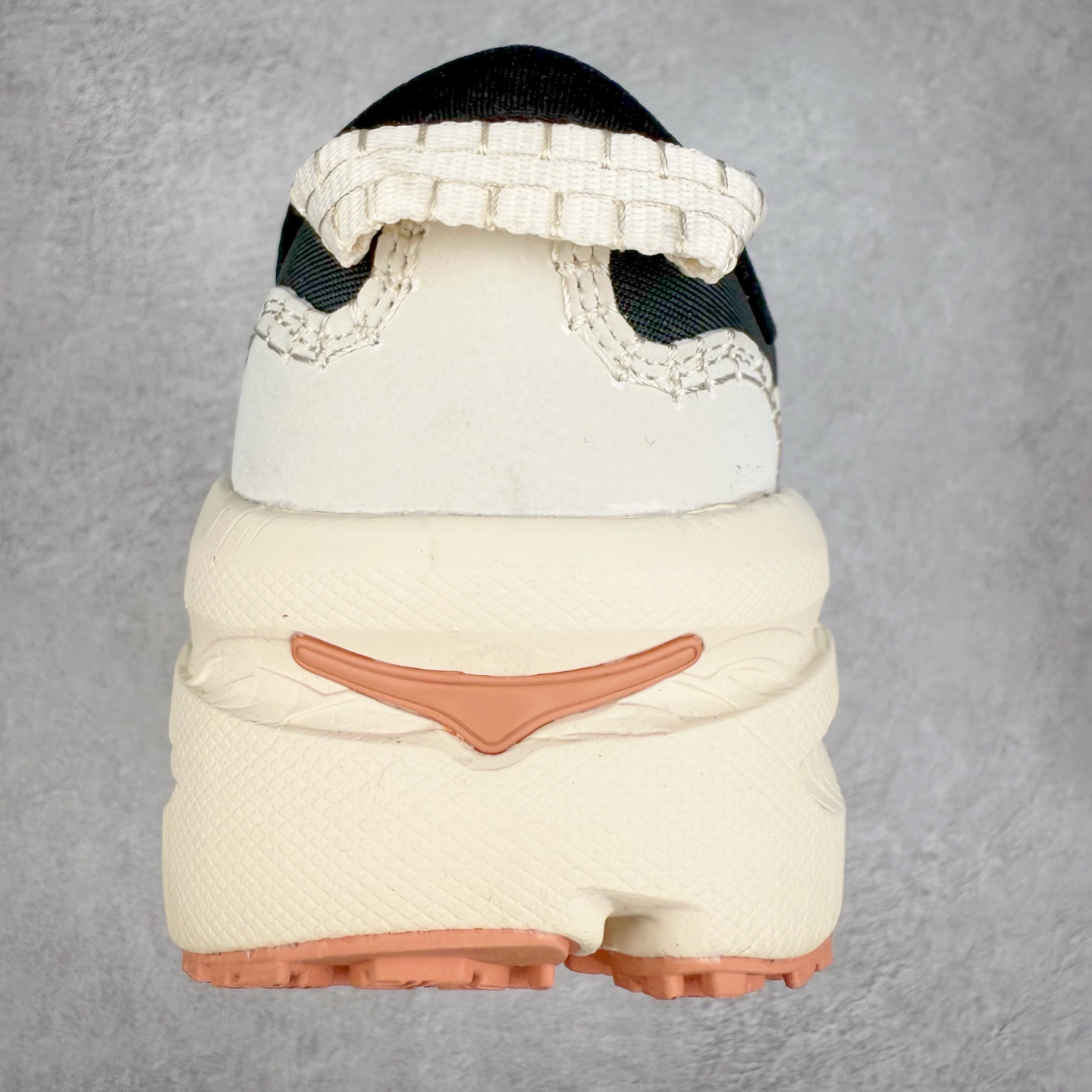 图片[8]-HOKA ONE ONE Bondi B3 LS 运动舒适低帮跑步鞋 男女同款 HOKA ONE ONE是来自美国的跑步鞋知名品牌，创立于2009年，始终致力于为所有跑者提供更新、更好的跑步装备。相比常规跑鞋，HOKA ONE ONE特别研发使用性能独特的几何形跑鞋中底，此种鞋底更厚、更高、回弹性也更好，除了卓越的缓冲性能，它还能为各种阶段的跑者带来更具动感、更加稳定的跑步体验。HOKAONE ONE从设计之初就清楚意识到，要保证跑者步幅的均匀一致，双脚自然而然的运动至关重要。实拍调校N版已经零色差零失真 百分百还原实物色彩所见即所得 不存在货不对板色差等低级问题 选购参考实物拍摄 不混卖不参货 只用心做好货严格选品 承诺混一赔十 尺码：36 36.5 37.5 38 38.5 39 40 40.5 41 42 42.5 43 44 44.5 45-选品中心