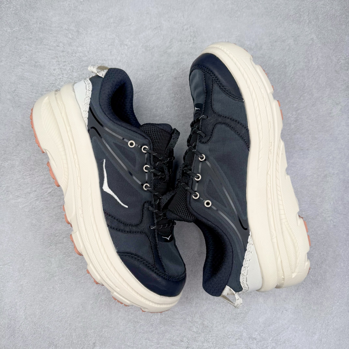 图片[3]-HOKA ONE ONE Bondi B3 LS 运动舒适低帮跑步鞋 男女同款 HOKA ONE ONE是来自美国的跑步鞋知名品牌，创立于2009年，始终致力于为所有跑者提供更新、更好的跑步装备。相比常规跑鞋，HOKA ONE ONE特别研发使用性能独特的几何形跑鞋中底，此种鞋底更厚、更高、回弹性也更好，除了卓越的缓冲性能，它还能为各种阶段的跑者带来更具动感、更加稳定的跑步体验。HOKAONE ONE从设计之初就清楚意识到，要保证跑者步幅的均匀一致，双脚自然而然的运动至关重要。实拍调校N版已经零色差零失真 百分百还原实物色彩所见即所得 不存在货不对板色差等低级问题 选购参考实物拍摄 不混卖不参货 只用心做好货严格选品 承诺混一赔十 尺码：36 36.5 37.5 38 38.5 39 40 40.5 41 42 42.5 43 44 44.5 45-选品中心