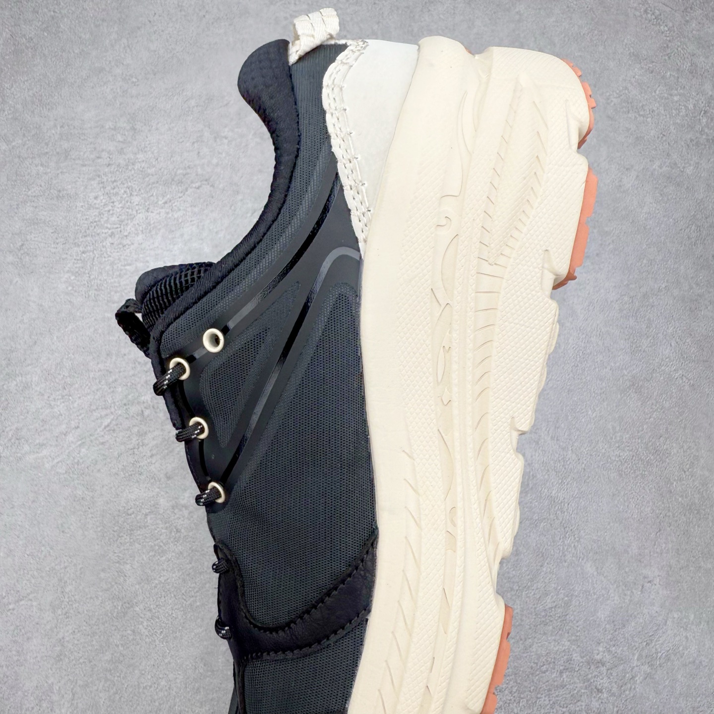 图片[7]-HOKA ONE ONE Bondi B3 LS 运动舒适低帮跑步鞋 男女同款 HOKA ONE ONE是来自美国的跑步鞋知名品牌，创立于2009年，始终致力于为所有跑者提供更新、更好的跑步装备。相比常规跑鞋，HOKA ONE ONE特别研发使用性能独特的几何形跑鞋中底，此种鞋底更厚、更高、回弹性也更好，除了卓越的缓冲性能，它还能为各种阶段的跑者带来更具动感、更加稳定的跑步体验。HOKAONE ONE从设计之初就清楚意识到，要保证跑者步幅的均匀一致，双脚自然而然的运动至关重要。实拍调校N版已经零色差零失真 百分百还原实物色彩所见即所得 不存在货不对板色差等低级问题 选购参考实物拍摄 不混卖不参货 只用心做好货严格选品 承诺混一赔十 尺码：36 36.5 37.5 38 38.5 39 40 40.5 41 42 42.5 43 44 44.5 45-选品中心