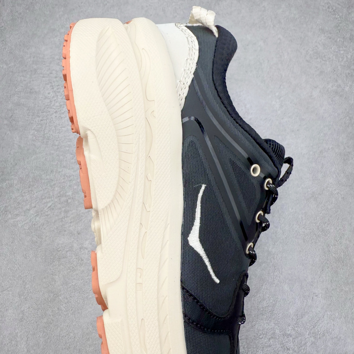 图片[6]-HOKA ONE ONE Bondi B3 LS 运动舒适低帮跑步鞋 男女同款 HOKA ONE ONE是来自美国的跑步鞋知名品牌，创立于2009年，始终致力于为所有跑者提供更新、更好的跑步装备。相比常规跑鞋，HOKA ONE ONE特别研发使用性能独特的几何形跑鞋中底，此种鞋底更厚、更高、回弹性也更好，除了卓越的缓冲性能，它还能为各种阶段的跑者带来更具动感、更加稳定的跑步体验。HOKAONE ONE从设计之初就清楚意识到，要保证跑者步幅的均匀一致，双脚自然而然的运动至关重要。实拍调校N版已经零色差零失真 百分百还原实物色彩所见即所得 不存在货不对板色差等低级问题 选购参考实物拍摄 不混卖不参货 只用心做好货严格选品 承诺混一赔十 尺码：36 36.5 37.5 38 38.5 39 40 40.5 41 42 42.5 43 44 44.5 45-选品中心