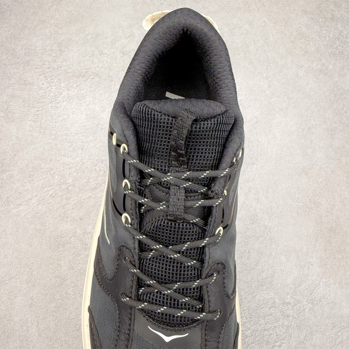 图片[5]-HOKA ONE ONE Bondi B3 LS 运动舒适低帮跑步鞋 男女同款 HOKA ONE ONE是来自美国的跑步鞋知名品牌，创立于2009年，始终致力于为所有跑者提供更新、更好的跑步装备。相比常规跑鞋，HOKA ONE ONE特别研发使用性能独特的几何形跑鞋中底，此种鞋底更厚、更高、回弹性也更好，除了卓越的缓冲性能，它还能为各种阶段的跑者带来更具动感、更加稳定的跑步体验。HOKAONE ONE从设计之初就清楚意识到，要保证跑者步幅的均匀一致，双脚自然而然的运动至关重要。实拍调校N版已经零色差零失真 百分百还原实物色彩所见即所得 不存在货不对板色差等低级问题 选购参考实物拍摄 不混卖不参货 只用心做好货严格选品 承诺混一赔十 尺码：36 36.5 37.5 38 38.5 39 40 40.5 41 42 42.5 43 44 44.5 45-选品中心